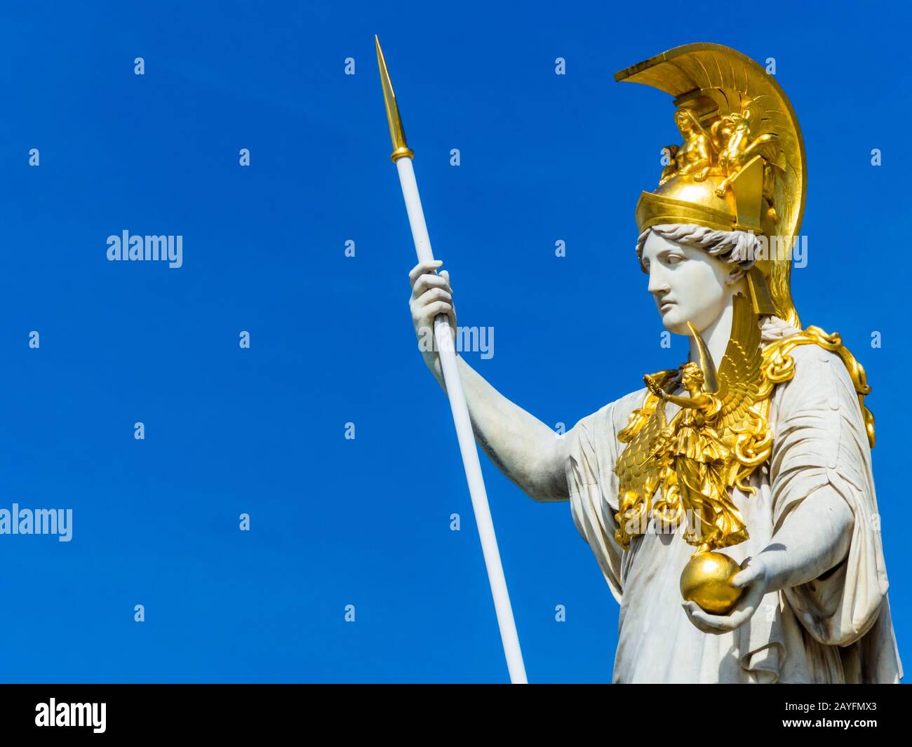 Das Parlament in Wien, Oesterreich. Mit der Statue der ' Pallas Athene' der griechischen Goettin fuer die Weisheit. Stock Photo