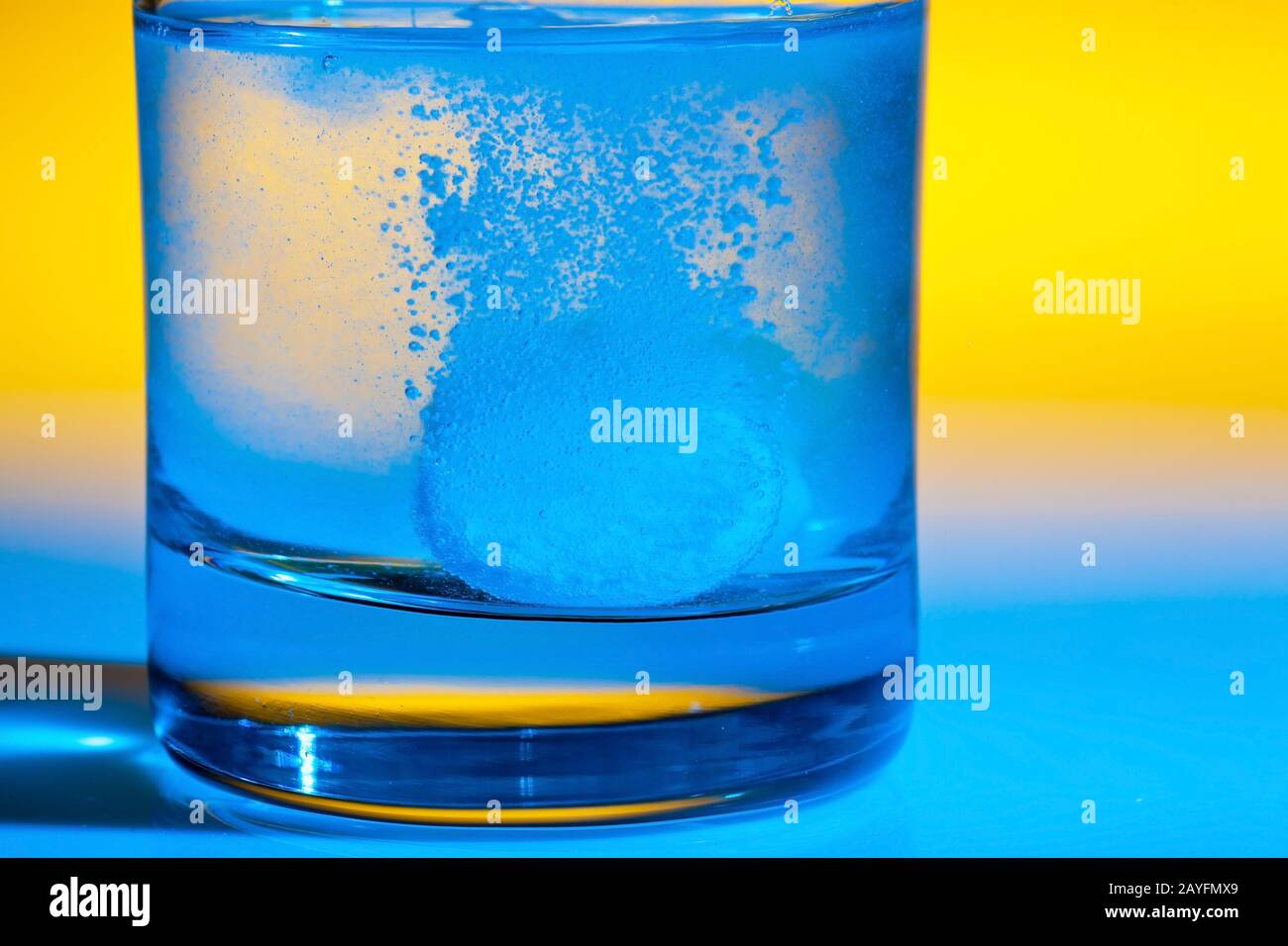 Eine Brausetablette loest sich in einem Glas Wasser auf, Aspirin, Stock Photo
