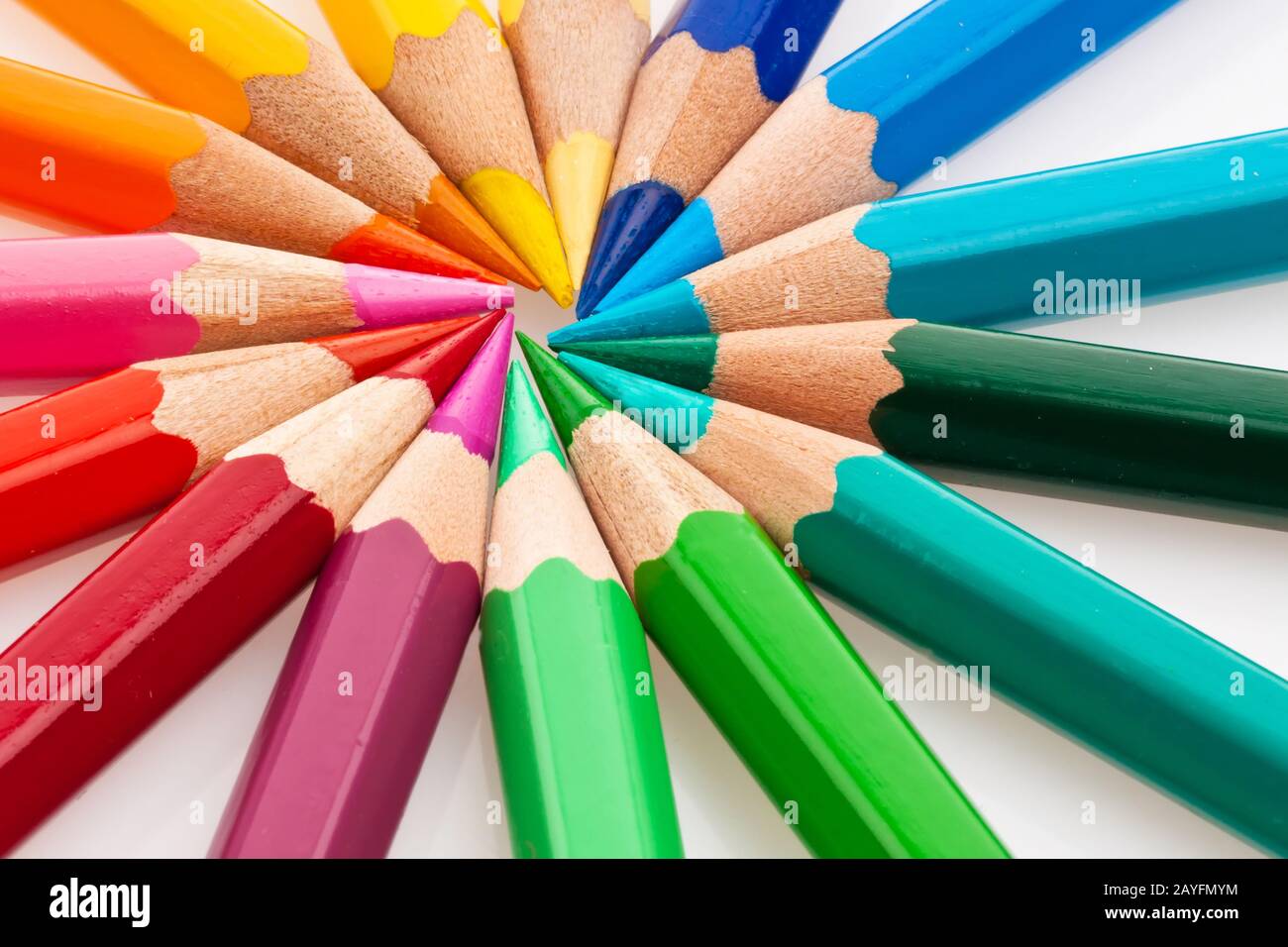Viele verschiedene bunte Farbstifte auf einem weissem Hintergrund. Stock Photo