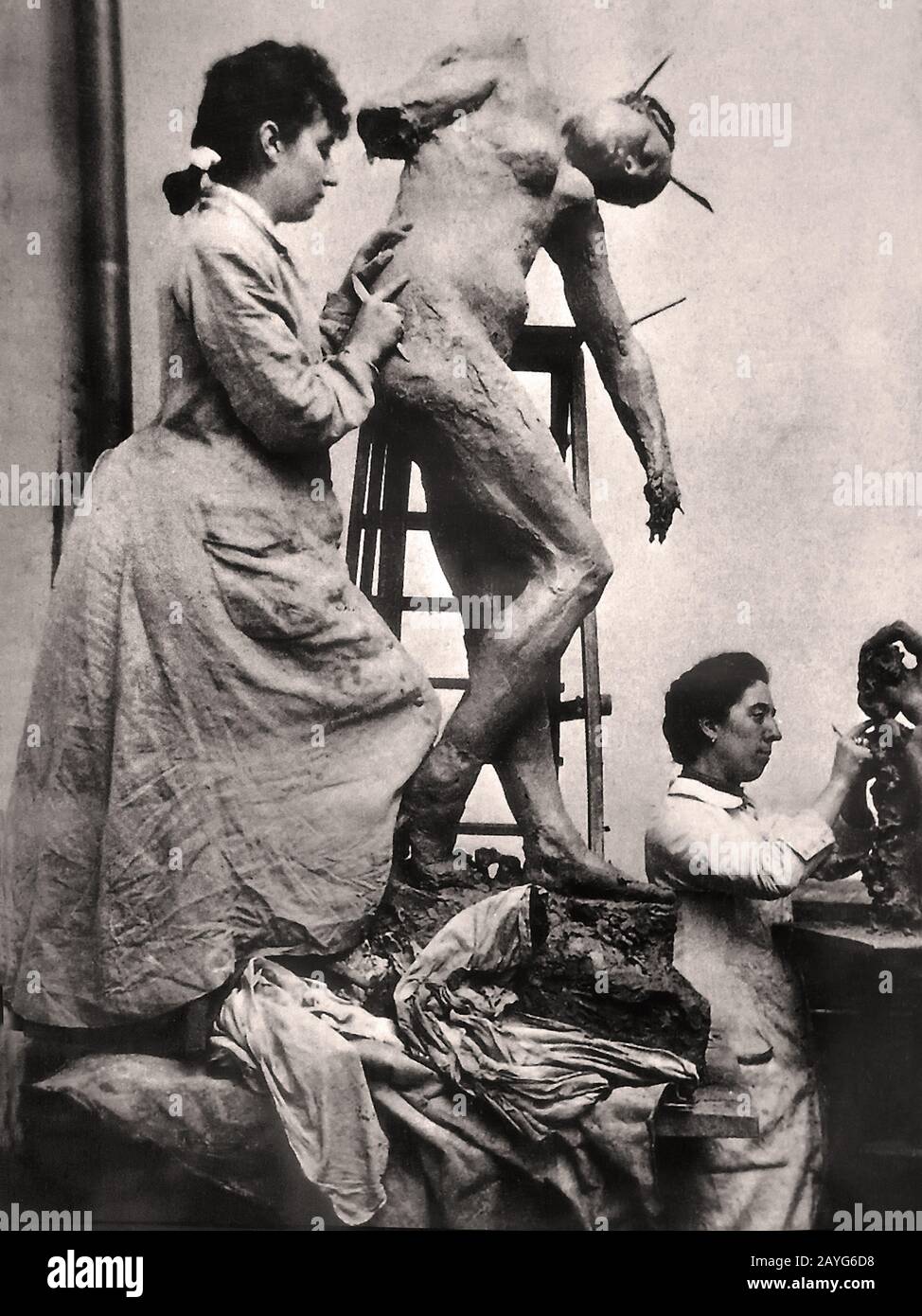 Camille Claudel sculptant son oeuvre Sakountala, à l'arrière plan Jessie Lipscomb 1887 France, French, Stock Photo