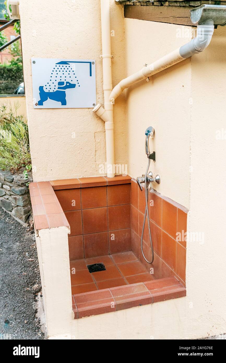 Outdoor shower for pets and dogs Stock Photo Alamy