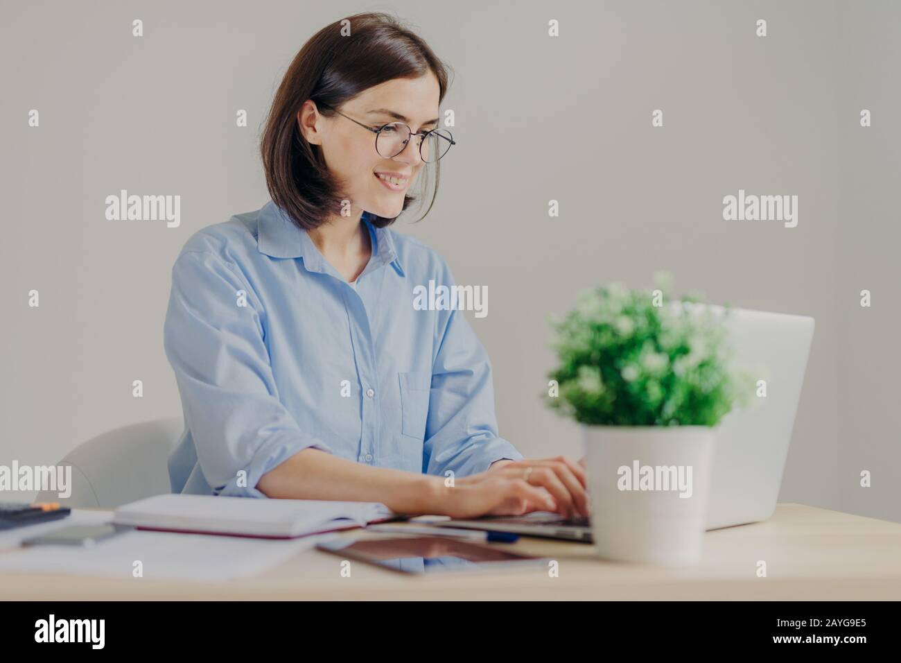 Freelancing remotely hi-res stock photography and images - Alamy