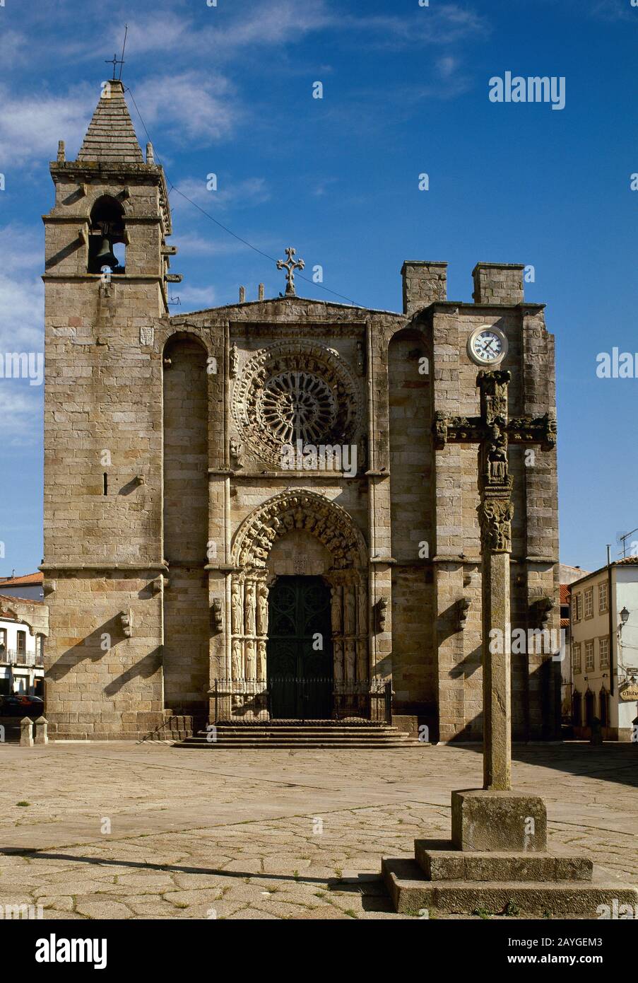 Spain, Galicia, province of A Coruña. Noya (Noia). Church of San Martin (15th century) and traditional Galician cruceiro. Built by order of the archbishop Lope de Mendoza. Stock Photo
