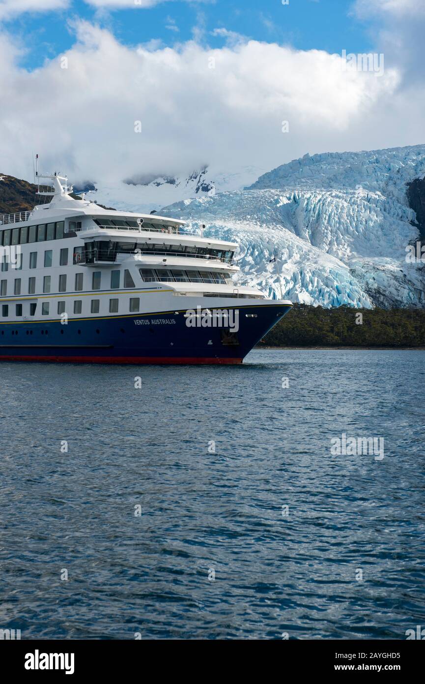 The cruise ship Ventus Australis at the Aguila Glacier in the Agostini