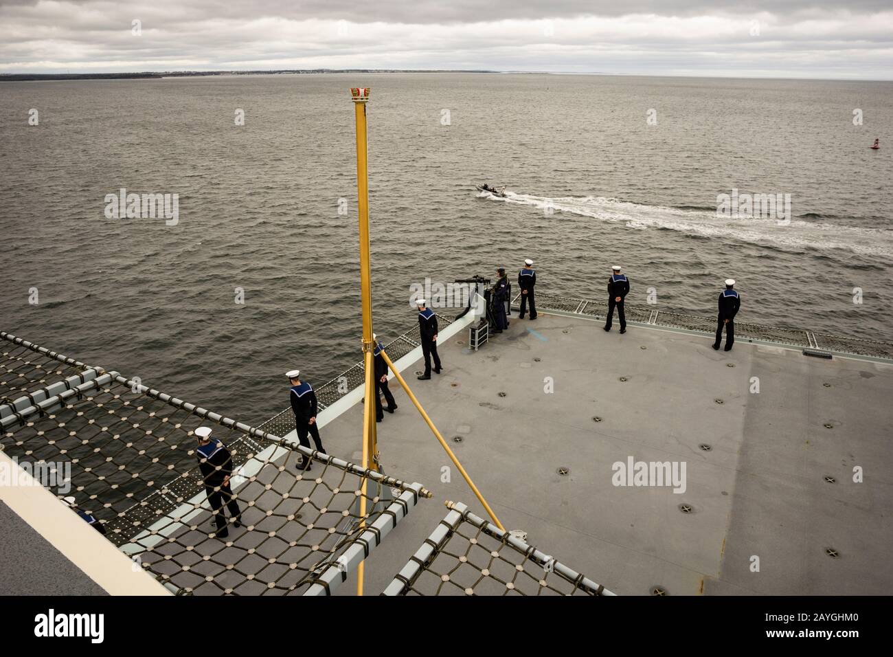 Sailors man the rails of the Royal Navy's aircraft carrier HMS QUEEN ELIZABETH during her arrival in Halifax, Nova Scotia, Canada. Stock Photo