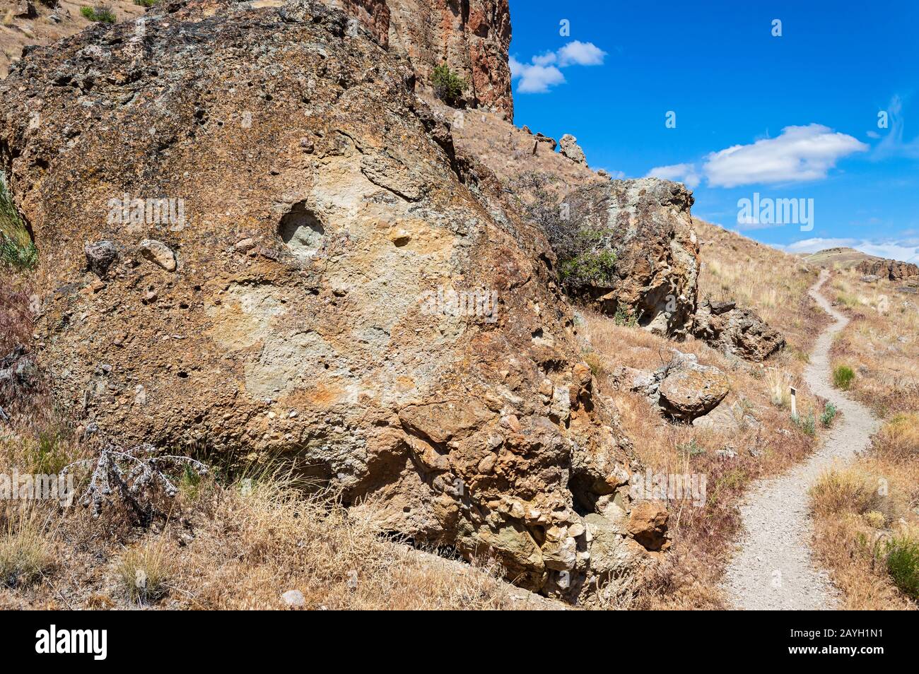 Hiking trail along the palisades at the Clarno Unit of the John Day