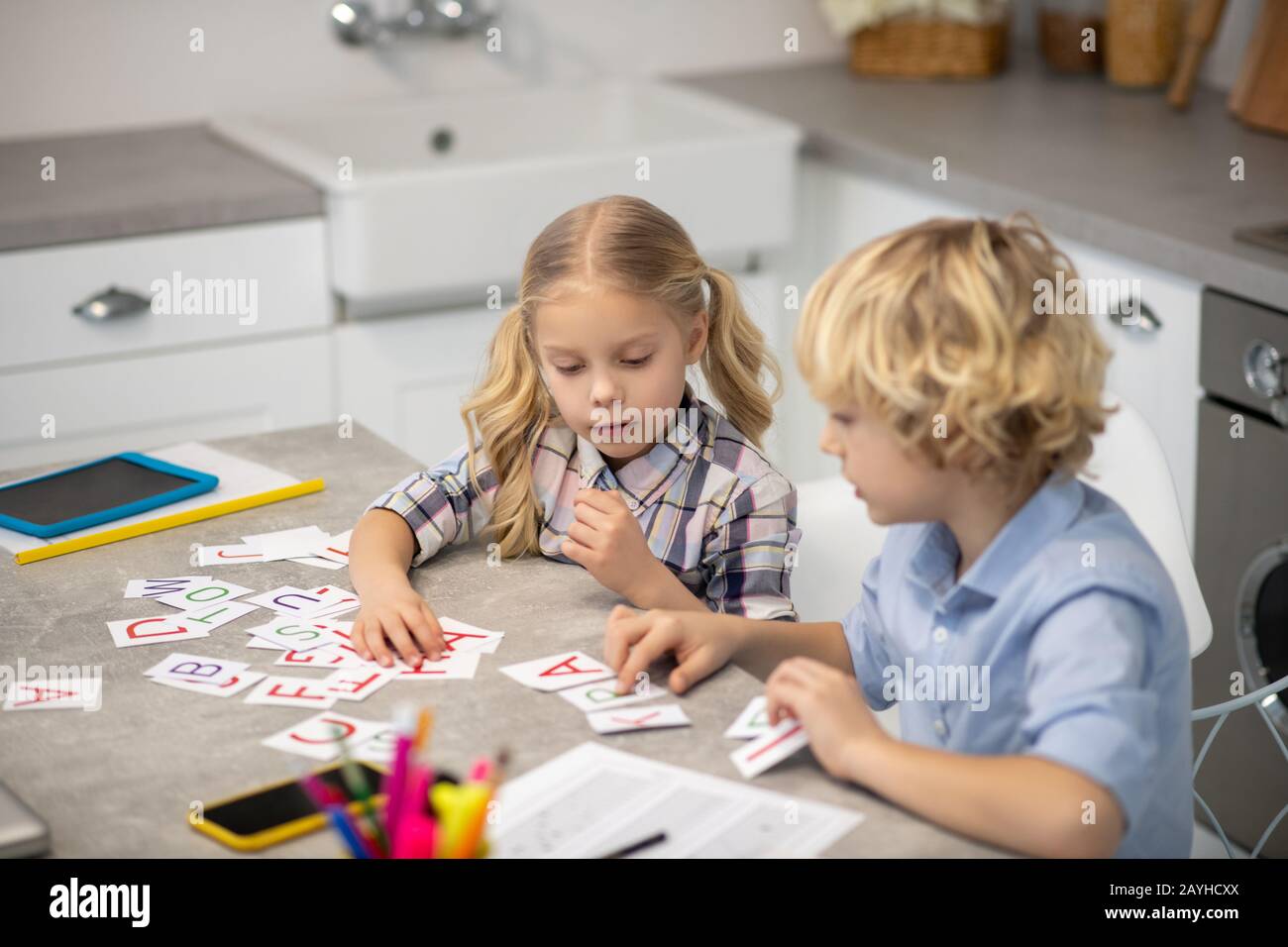 Kids learning letters hi-res stock photography and images - Alamy
