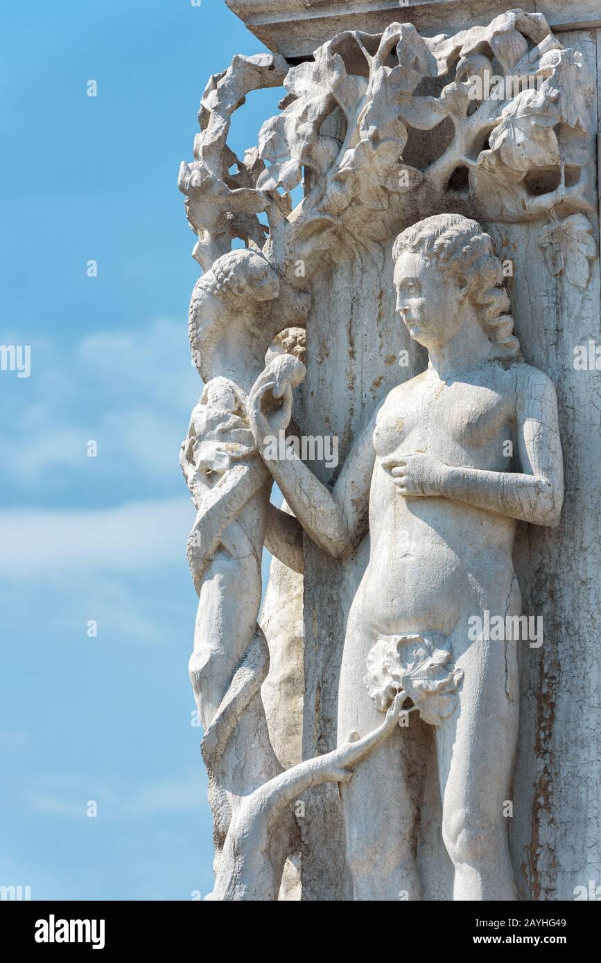 Doge's Palace (Palazzo Ducale) detail, Venice, Italy. It is one of the main landmarks of Venice. Statue of biblical Eve on the Doge's Palace facade. O Stock Photo