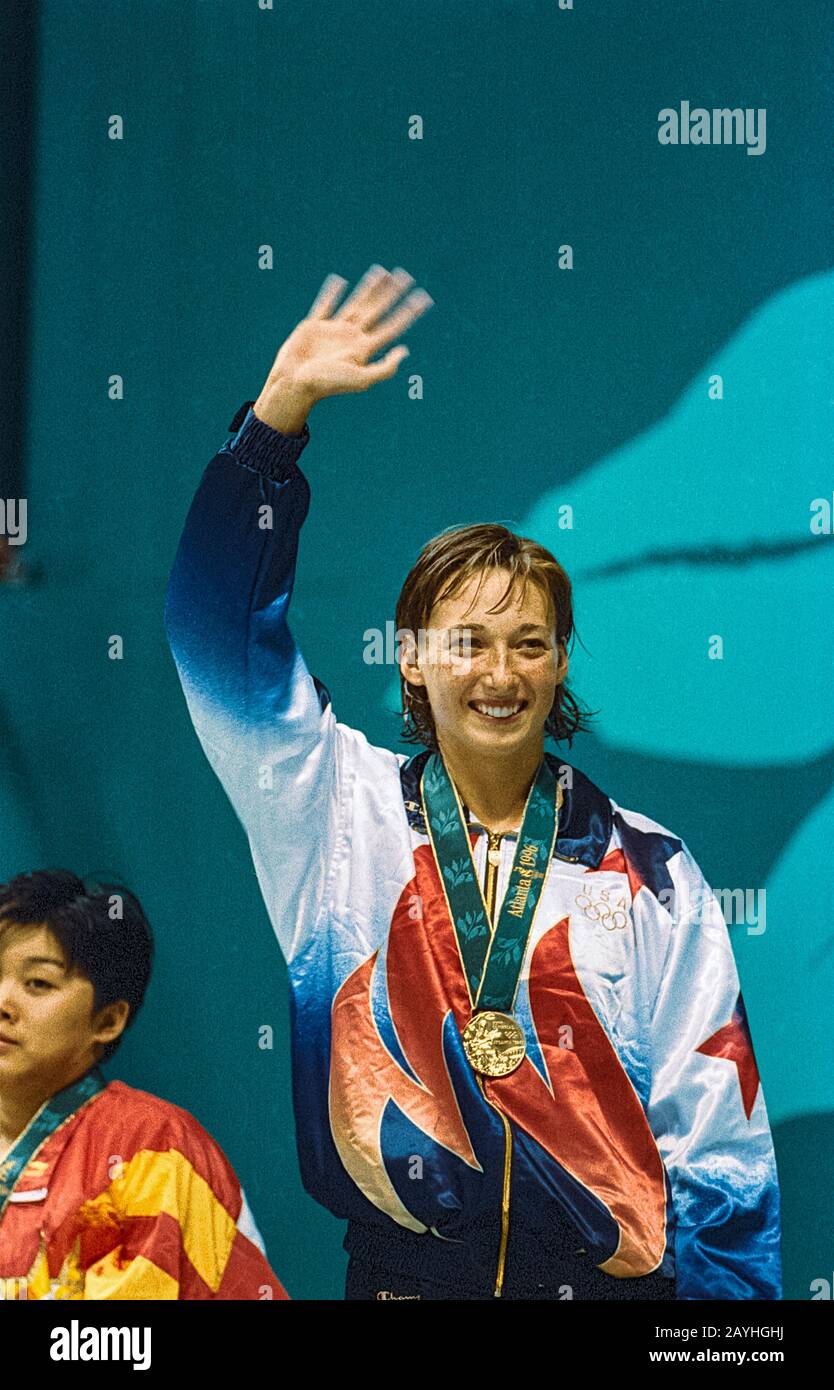 Amy Van Dyken (USA )wins the gold medal in the 100m butterfly at the 1996 Olympic Summer Games Stock Photo