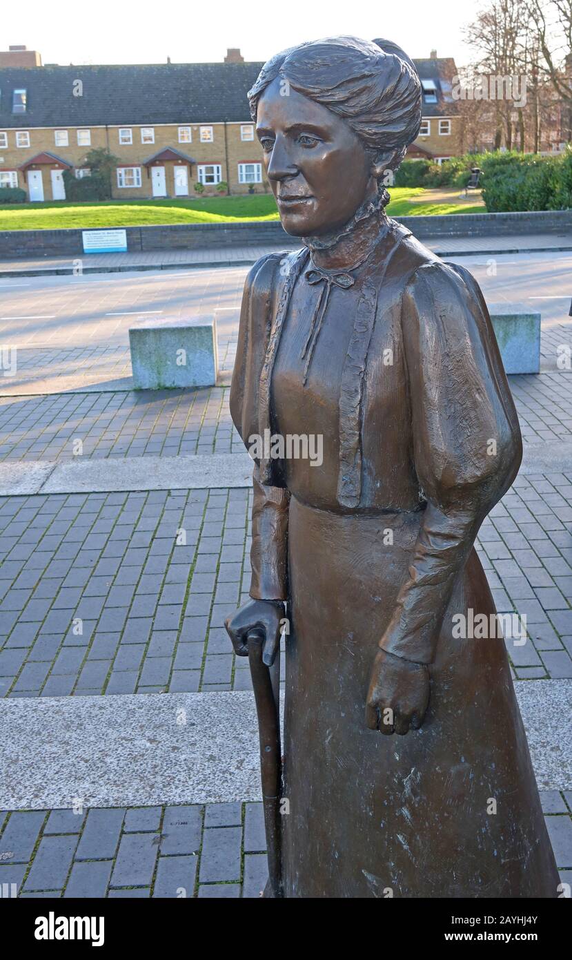 Ada Salter Statue, Bermondsey first woman mayor in London,first Labour Mayor, at Rotherhithe,London, Quaker and Woman trade unionist Stock Photo