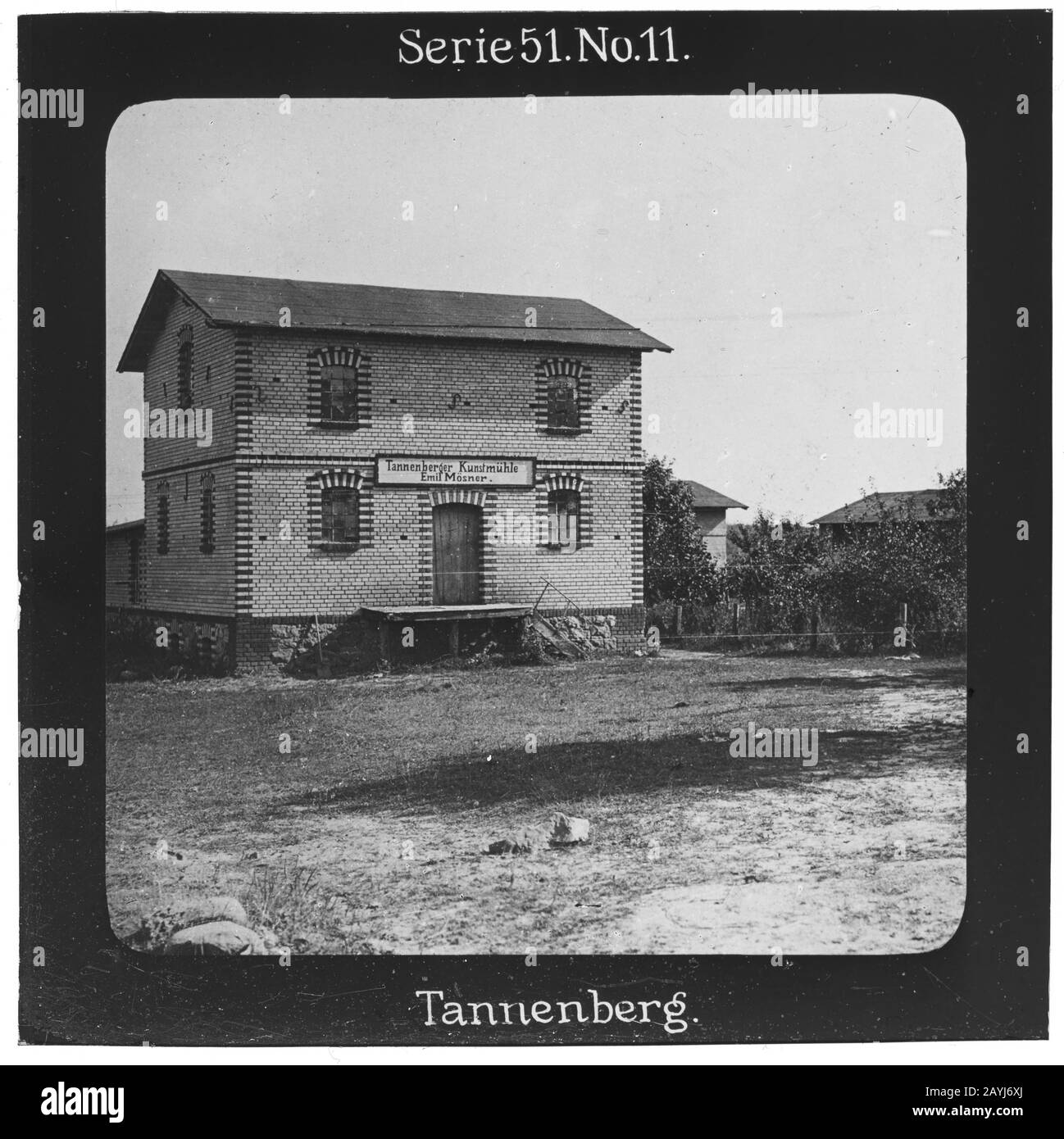 Projection für Alle - Der Weltkrieg: Die Ostfront. Serie 51. No. 11. Tannenberg. - Die Firma „Projection für Alle“ wurde 1905 von Max Skladanowsky (1861-1939) gegründet. Sie produzierte bis 1928 fast 100 Serien zu je 24 Glasdias im Format 8,3 x 8,3 cm im sog. Bromsilber-Gelatine-Trockenplatten Verfahren. Die Serien umfassten vor allem Städte, Länder, Landschaften aber auch Märchen und Sagen, das Alte Testament und den Ersten Weltkrieg. Stock Photo