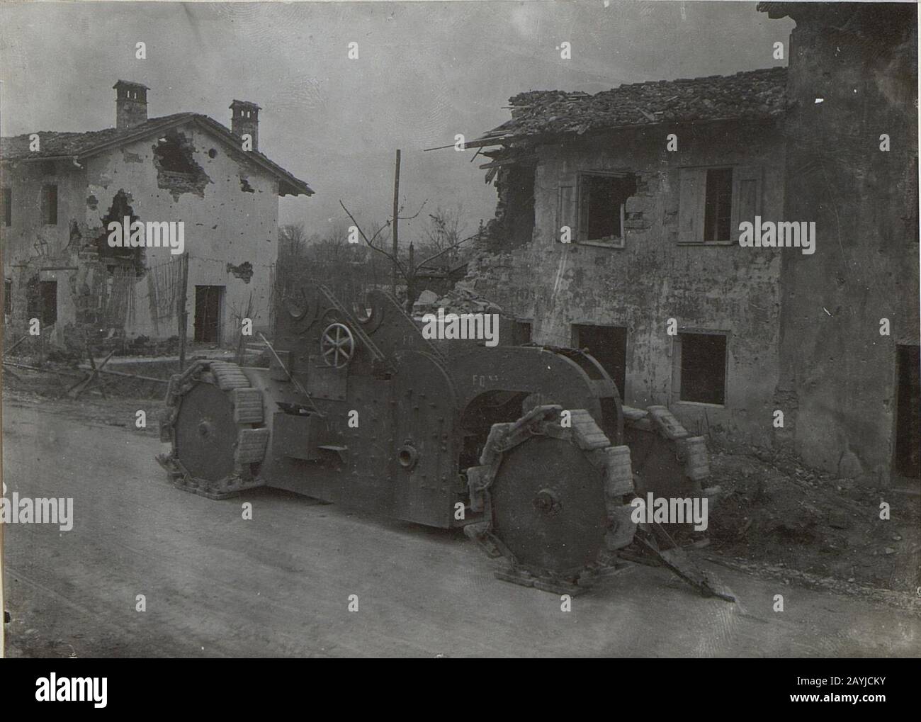 Französische Lafette vom 20.2cm Geschütz. Aufgenommen an der Strasse beim Isonzo, Görz. (Ende März. 1918.) Stock Photo