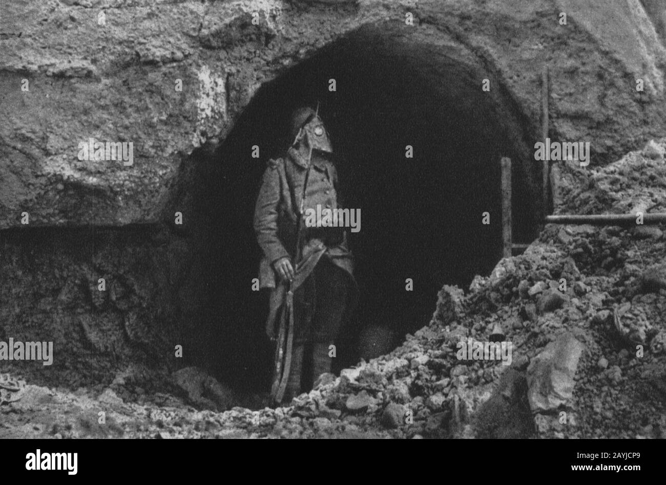 Französischer Infanterist mit Gasschutz auf Wache. Stock Photo