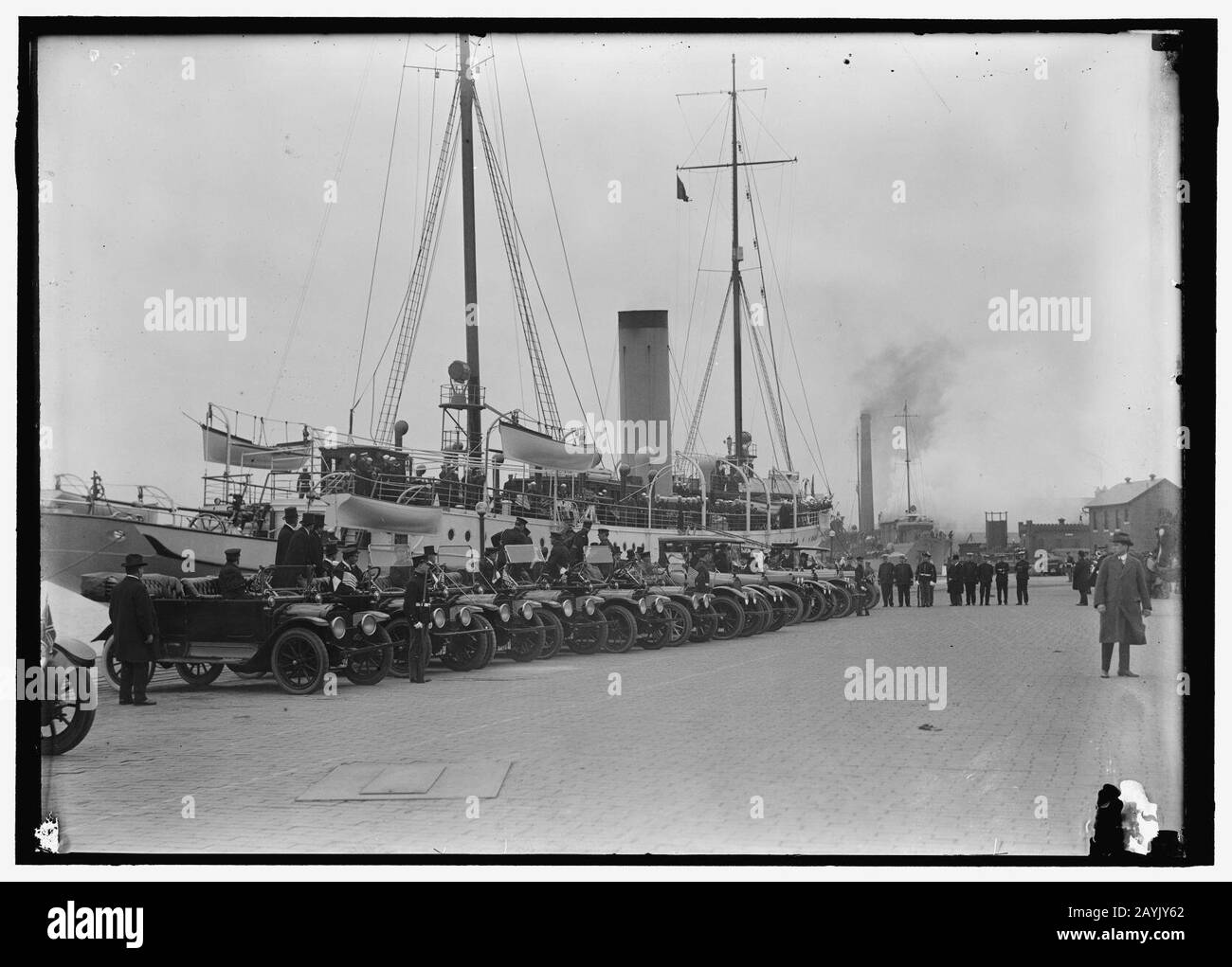 FRENCH COMMISSION TO U.S. ARRIVING AT NAVY YARD ON 'MAYFLOWER' Stock Photo