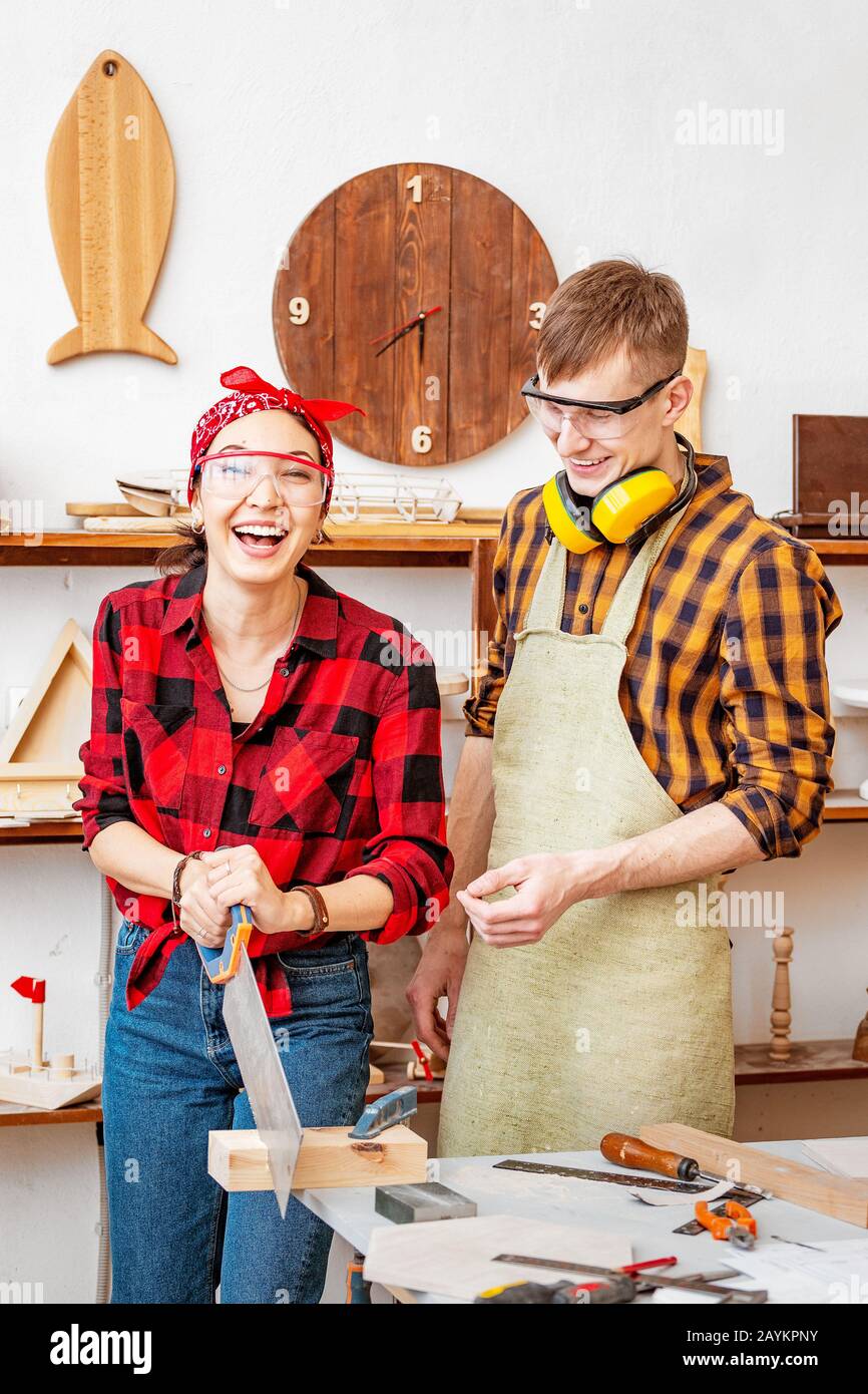 Teamwork carpenter apprentice hi-res stock photography and images - Alamy
