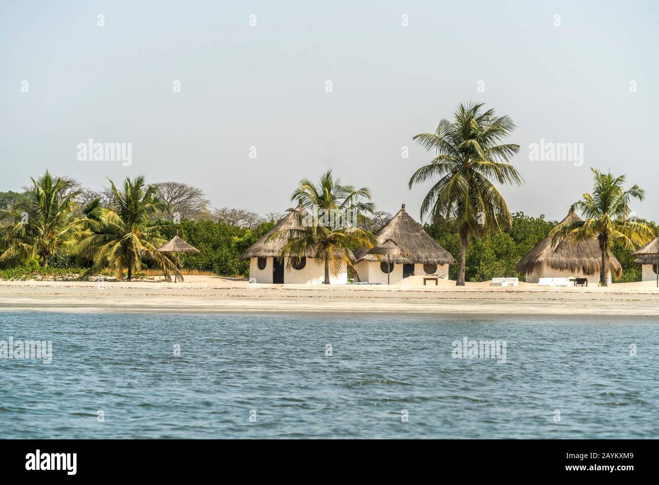 Hotel Village Plage d'Or am Strand der Insel Jinack,  Sine Saloum Delta, Senegal,  Westafrika  |  Hotel Village Plage d'Or at the beach of Jinack Isla Stock Photo