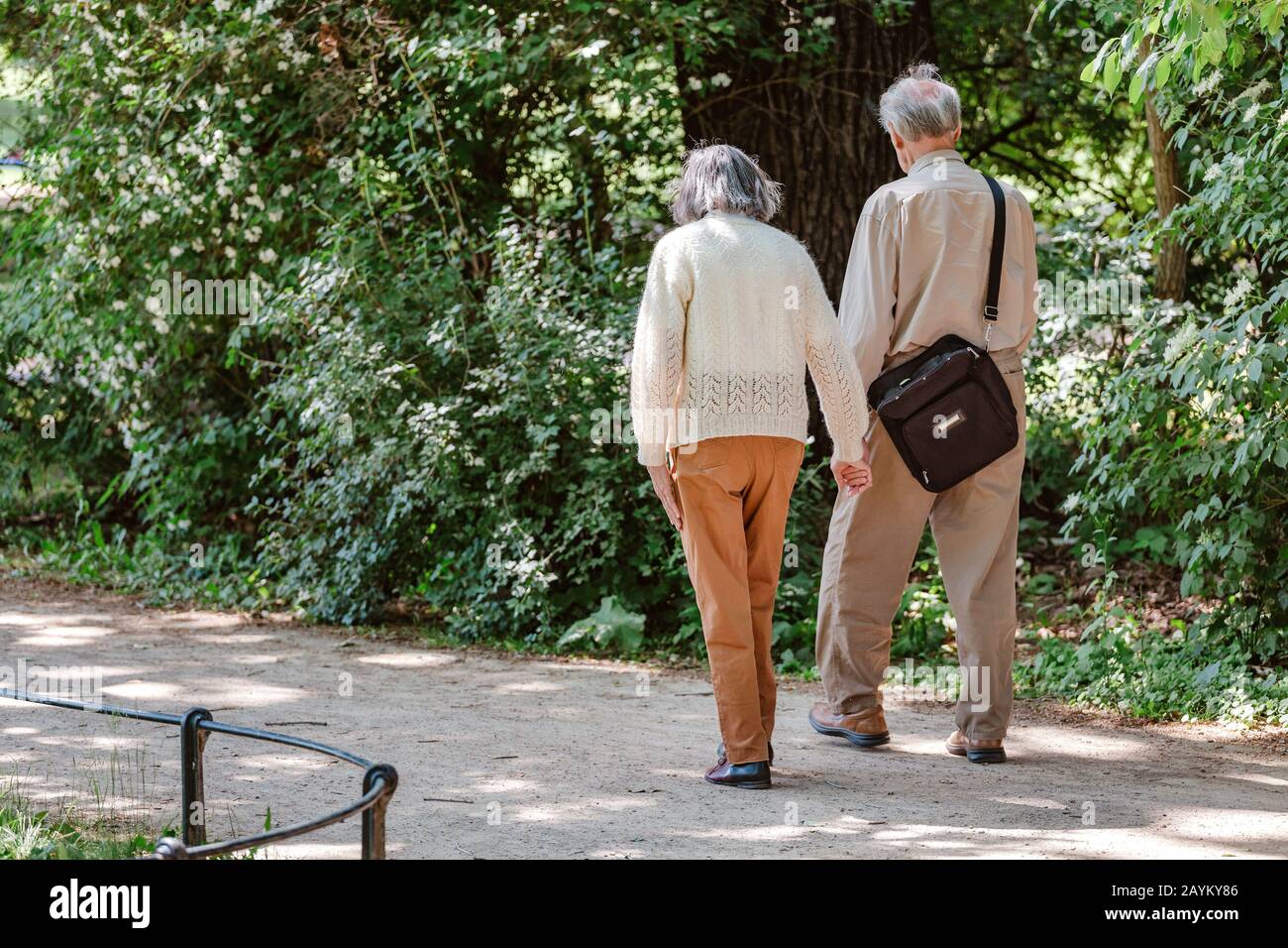 Older couple walking hand in hand hi-res stock photography and images ...