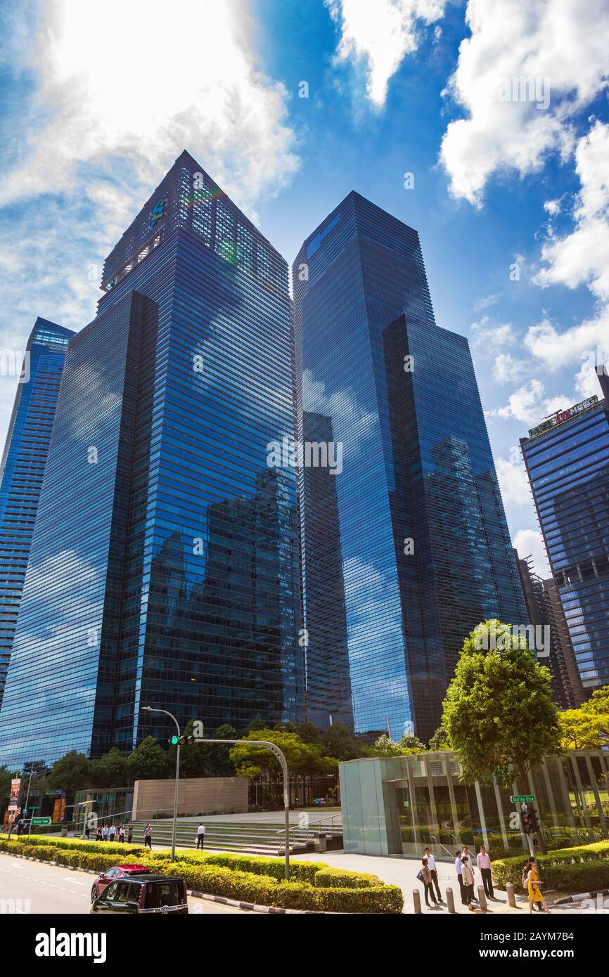 High rise office building with modern architecture in Singapore ...