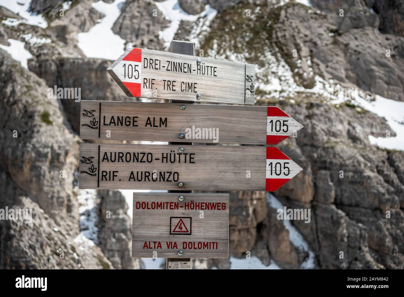 Signpost on the hiking trail around the Drei Zinnen or Three Peaks, Dolomites, South Tyrol province, Trentino-Alto Adige, Italy Stock Photo