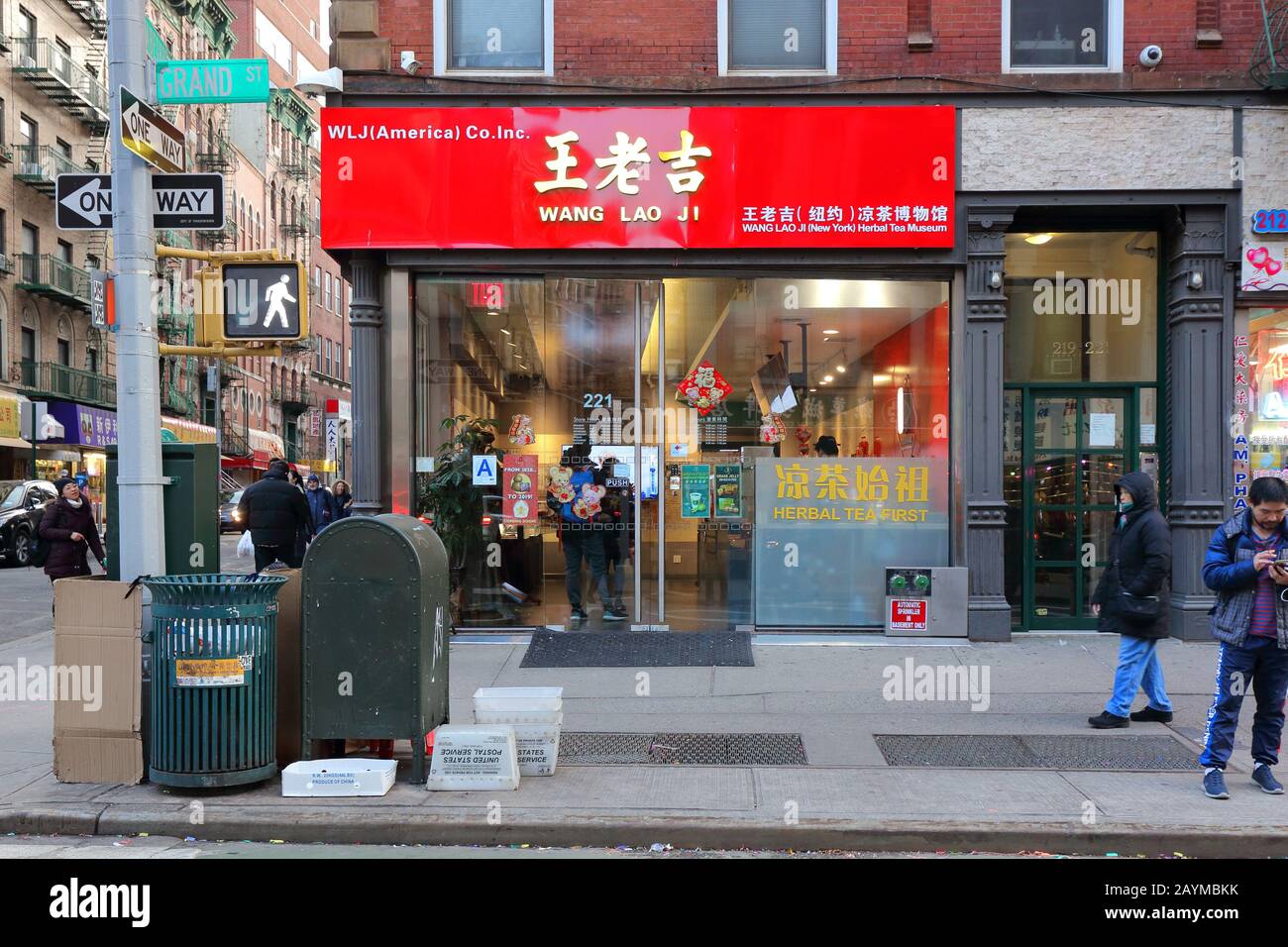 Wang Lao Ji Herbal Tea Museum 王老吉 涼茶博物館, 219 Grand St, New York. NYC storefront photo of a tea shop in Manhattan Chinatown Stock Photo