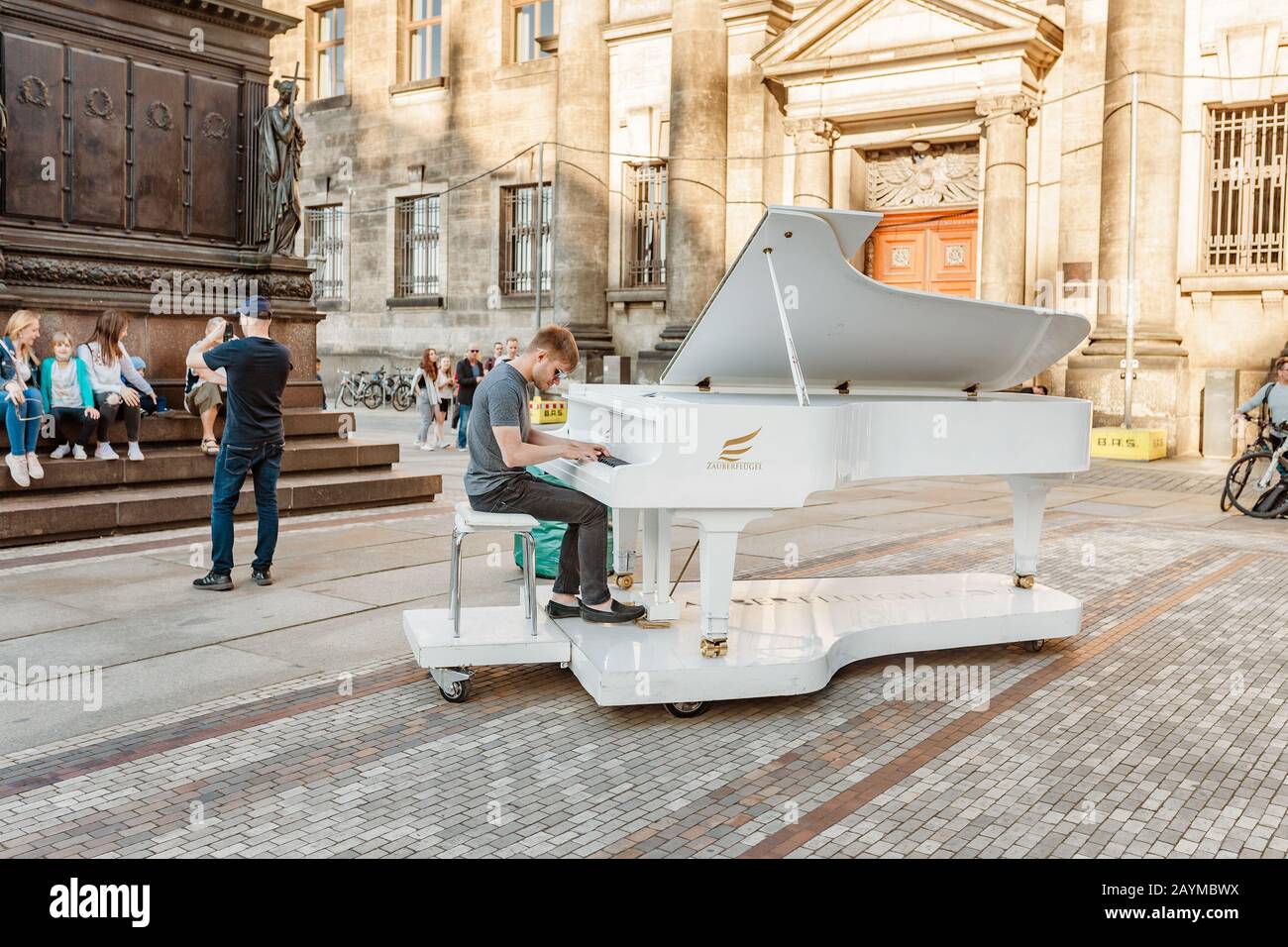 Street piano player hi-res stock photography and images - Alamy