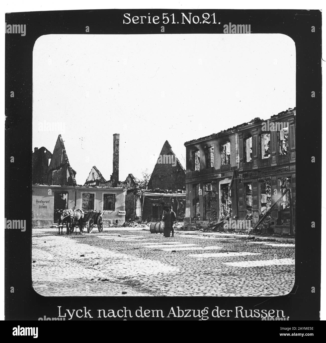 Projection für Alle - Der Weltkrieg: Die Ostfront. Serie 51. No. 21. Lyck nach dem Abzug der Russen. - Die Firma „Projection für Alle“ wurde 1905 von Max Skladanowsky (1861-1939) gegründet. Sie produzierte bis 1928 fast 100 Serien zu je 24 Glasdias im Format 8,3 x 8,3 cm im sog. Bromsilber-Gelatine-Trockenplatten Verfahren. Die Serien umfassten vor allem Städte, Länder, Landschaften aber auch Märchen und Sagen, das Alte Testament und den Ersten Weltkrieg. Stock Photo