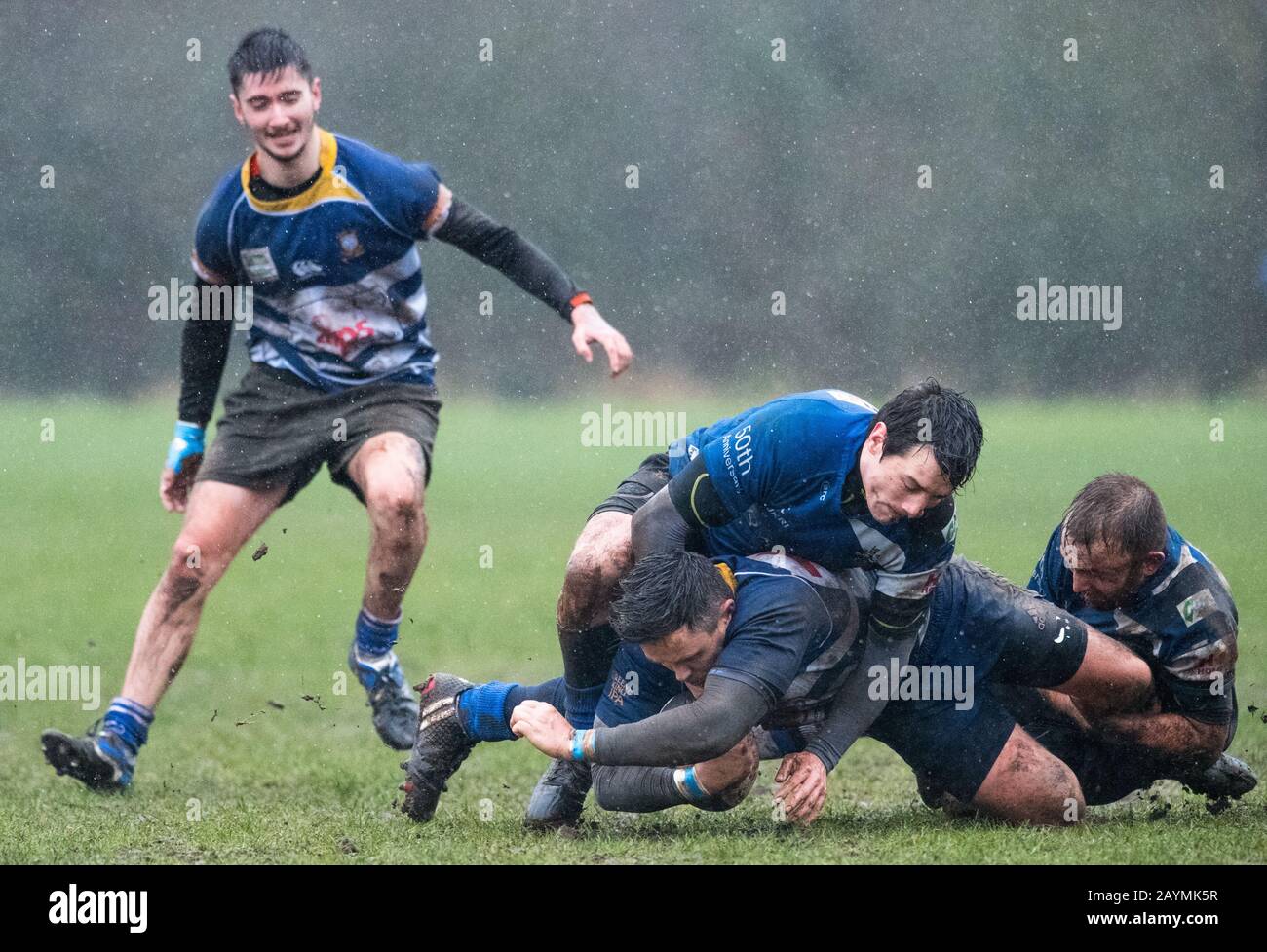 Man rain rugby hi-res stock photography and images - Alamy