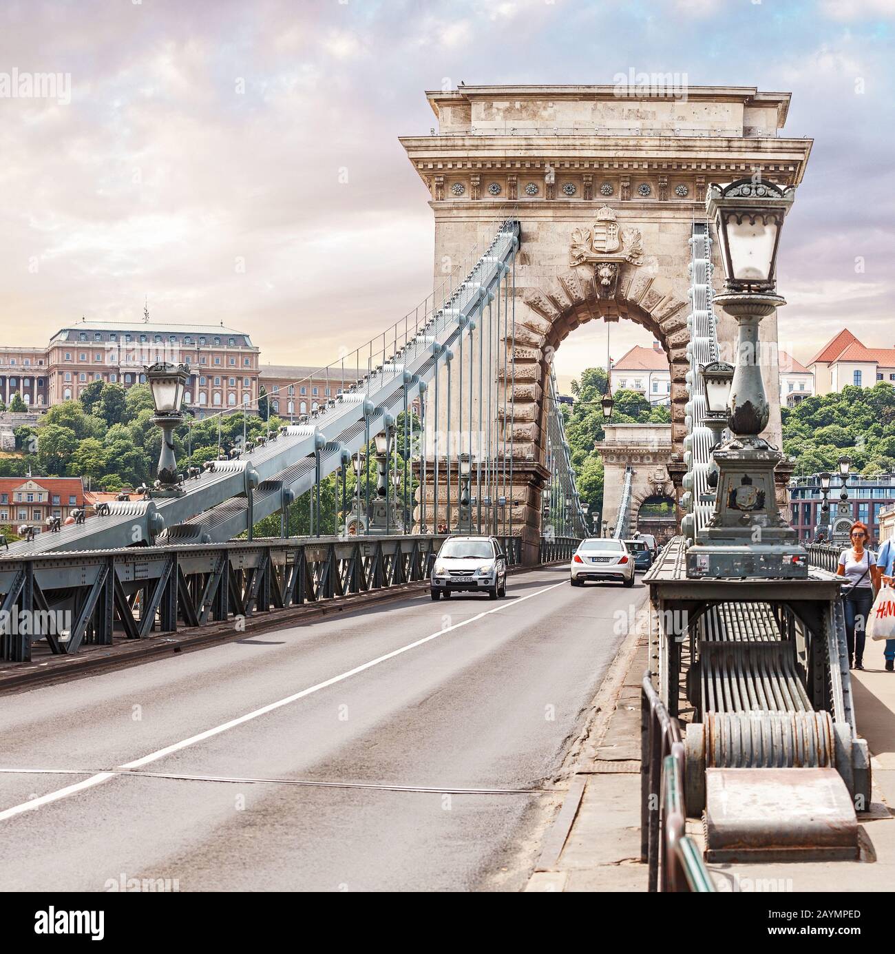 14 MAY 2018, BUDAPEST, HUNGARY Chain Bridge over the River Danube, with cars Stock Photo Alamy