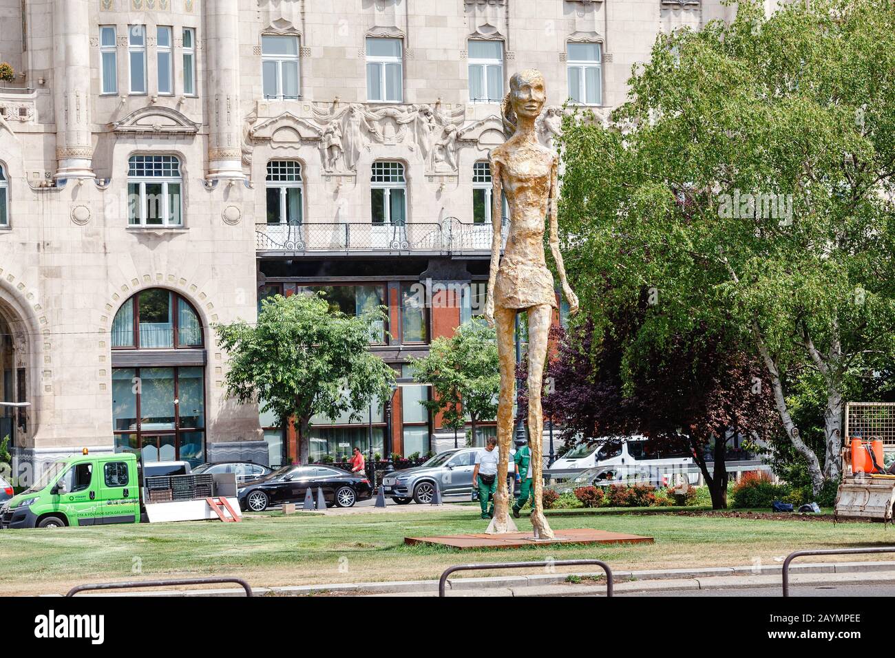 14 MAY 2018, BUDAPEST, HUNGARY: Gresham Palace and Buda girl statue Stock Photo