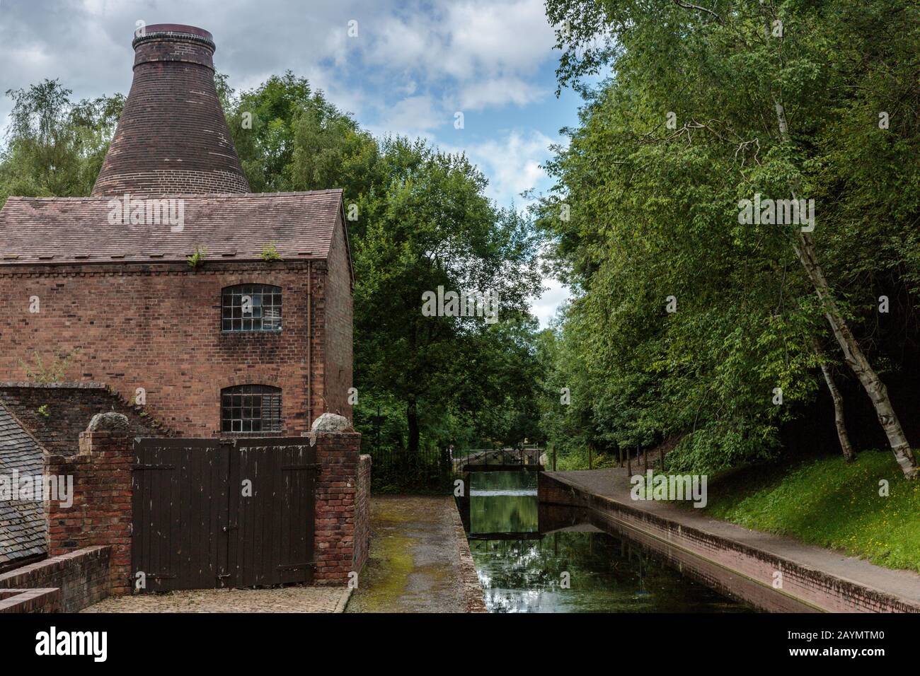 The Coalport China Museum, Ironbridge, and the old canal which leads to the bottom of the Hay Inclined Plane, built in 1793, Shropshire, England, UK. Stock Photo