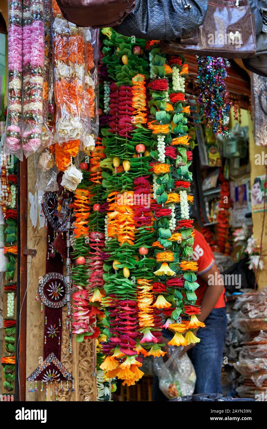 Flower chains hires stock photography and images Alamy