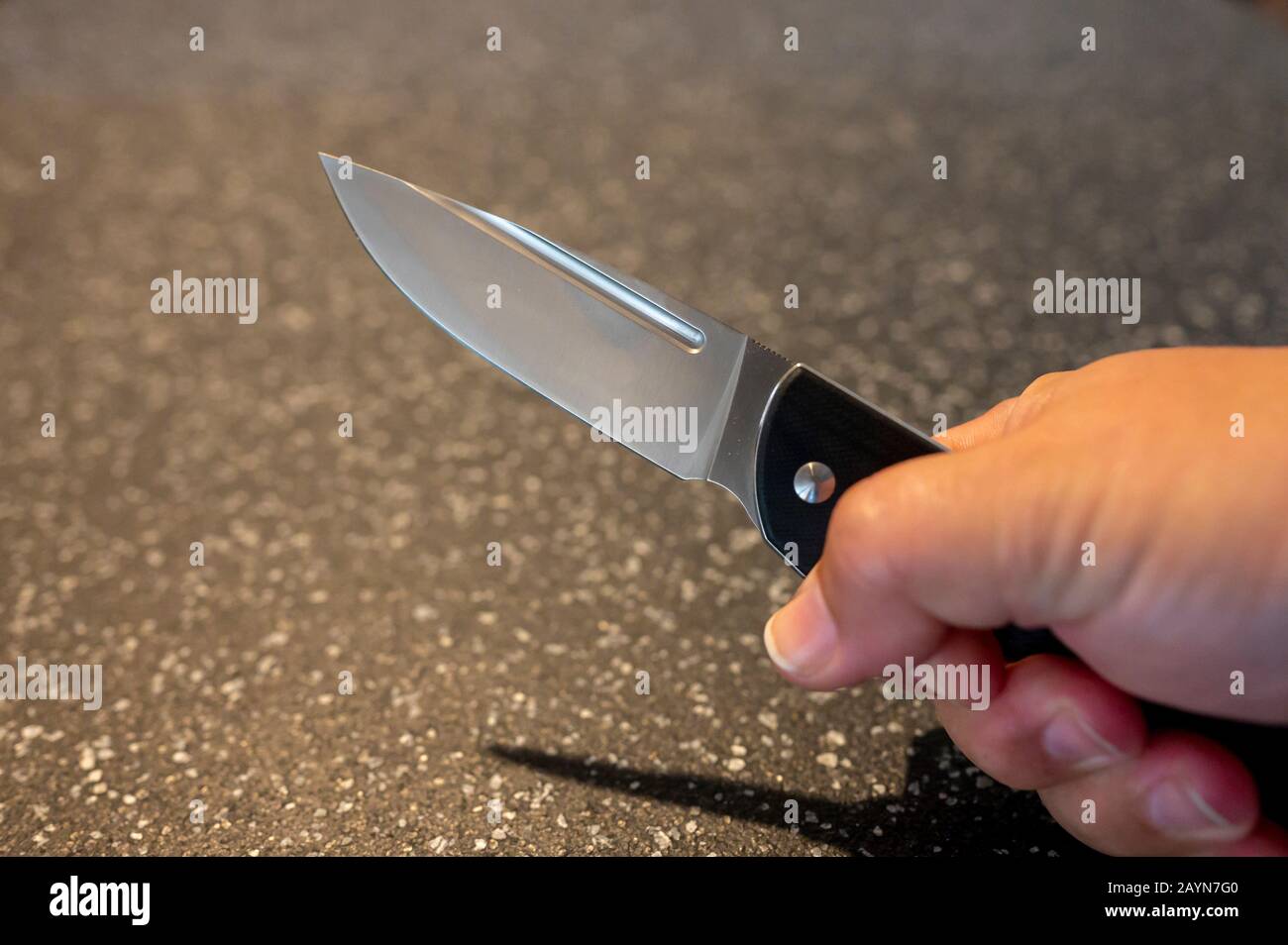 Symbole, Symbolbild, Eine Faust haelt ein Messer in der Hand. Stock Photo