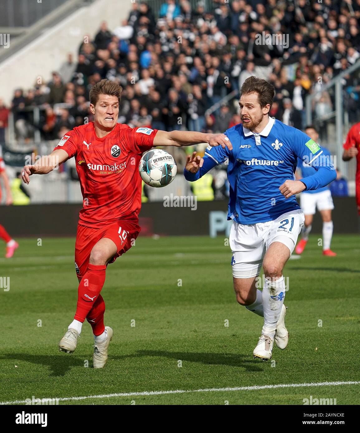 Darmstadt, Germany. 16th Feb, 2020. Football: 2nd Bundesliga, Darmstadt 98 - SV Sandhausen, 22nd matchday. Immanuel Höhn (r) of Darmstadt 98 is in the duel with Kevin Behrens of SV Sandhausen. Credit: Hasan Bratic/dpa - IMPORTANT NOTE: In accordance with the regulations of the DFL Deutsche Fußball Liga and the DFB Deutscher Fußball-Bund, it is prohibited to exploit or have exploited in the stadium and/or from the game taken photographs in the form of sequence images and/or video-like photo series./dpa/Alamy Live News Stock Photo