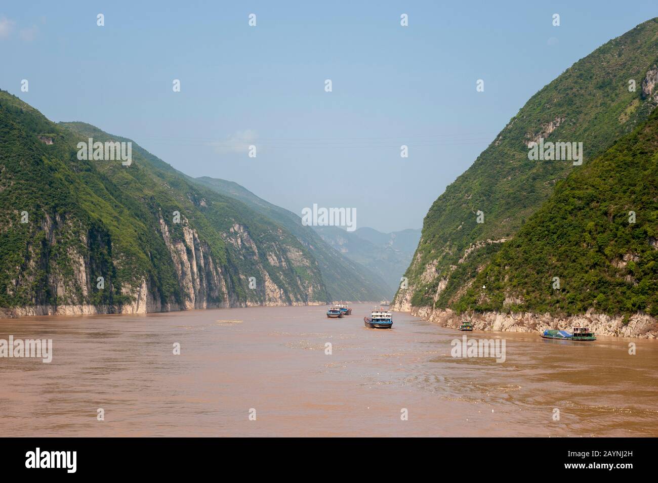 View of the landscape and boats in the Wu (Three Yangtze