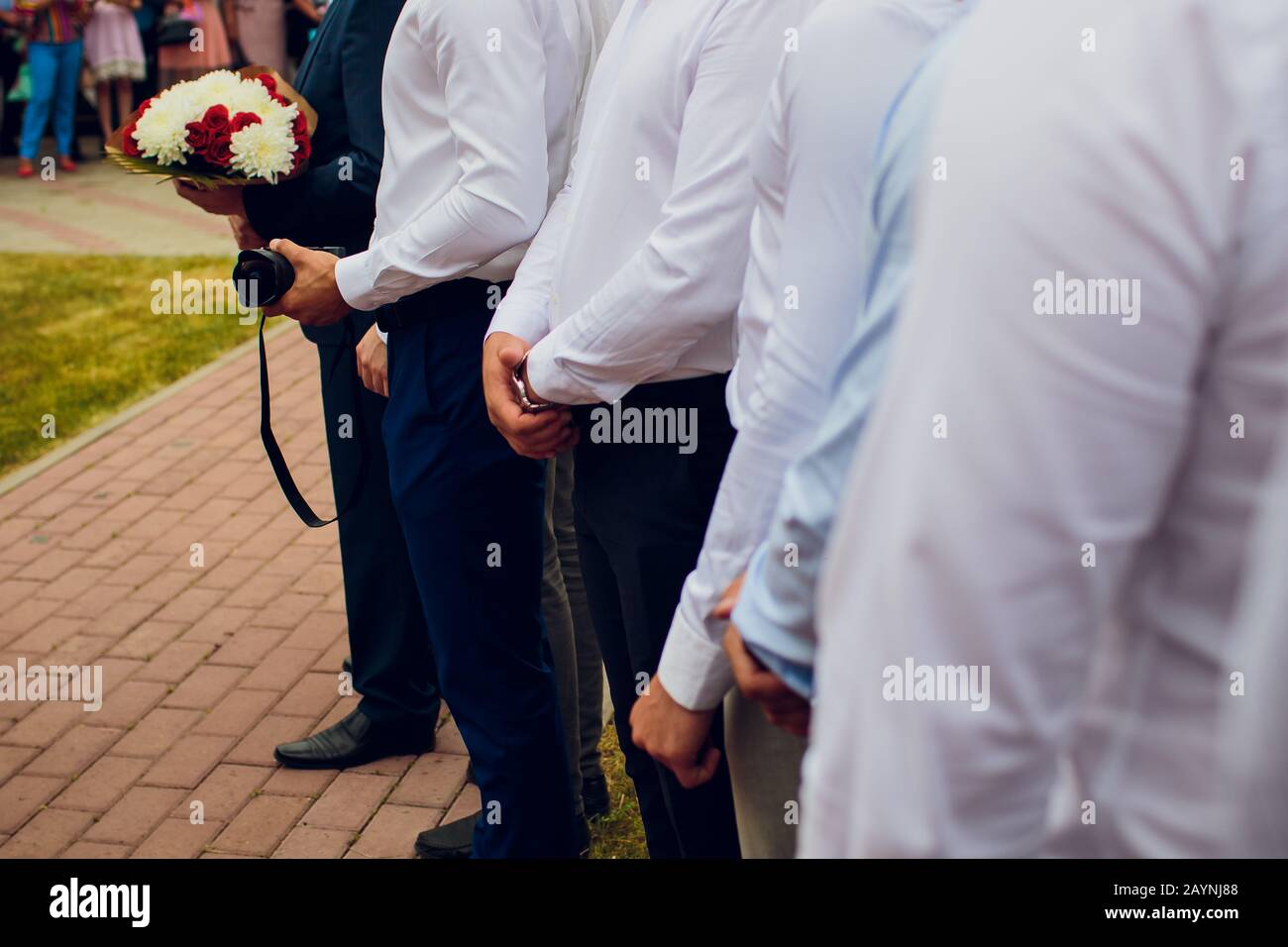 Awkward friend of the groom throws a wedding. It falls to the ground in