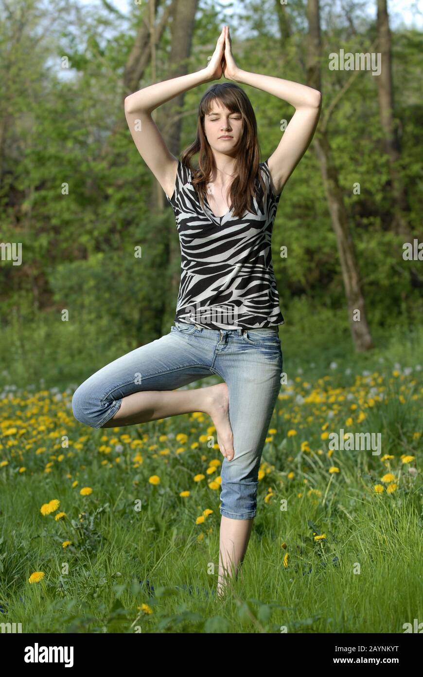 Junge Frau macht Joga Stock Photo