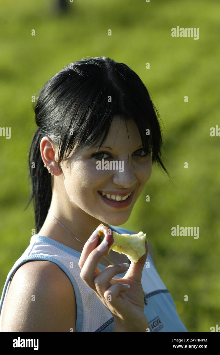 Junge Frau mit Apfel Stock Photo