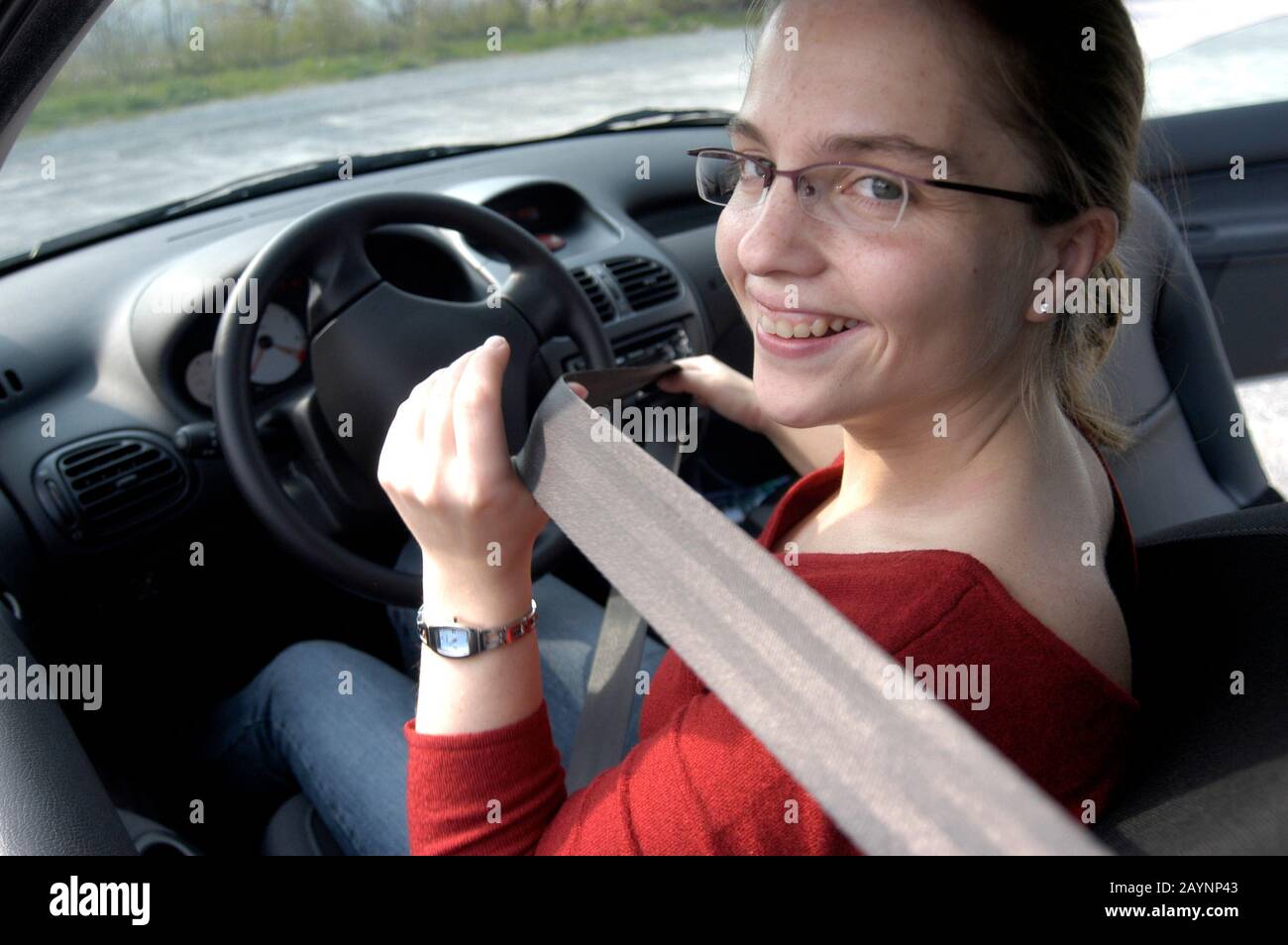 Autofahrerin schnallt sich an Stock Photo