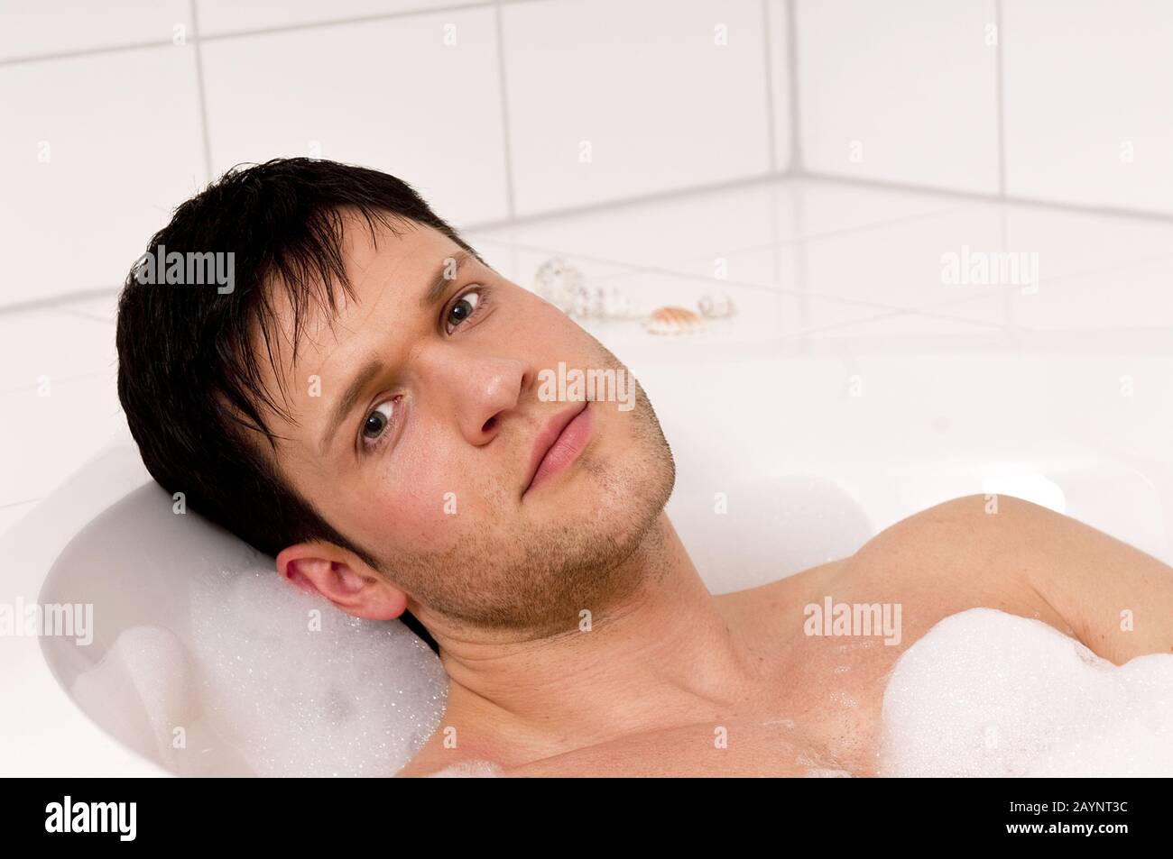 Mann entspannt sich in der Badewanne Stock Photo