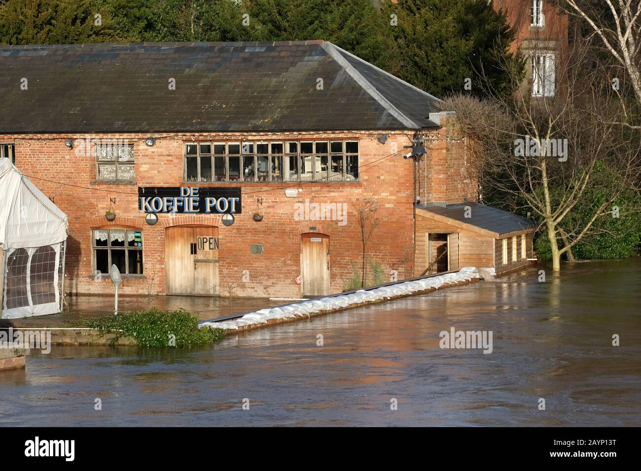 Hereford, Herefordshire, UK - Sunday 16th February 2020 - The Koffie Pot pub stands right next to the River Wye. The sand bags on their boundary wall may not be sufficient as the the River Wye continues to rise and is expected to peak during the early hours of Monday morning after severe rainfall across Herefordshire and Wales. Photo Steven May / Alamy Live News Stock Photo