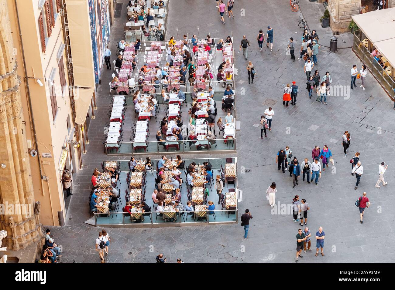 Big crowd young people hang hi-res stock photography and images - Alamy