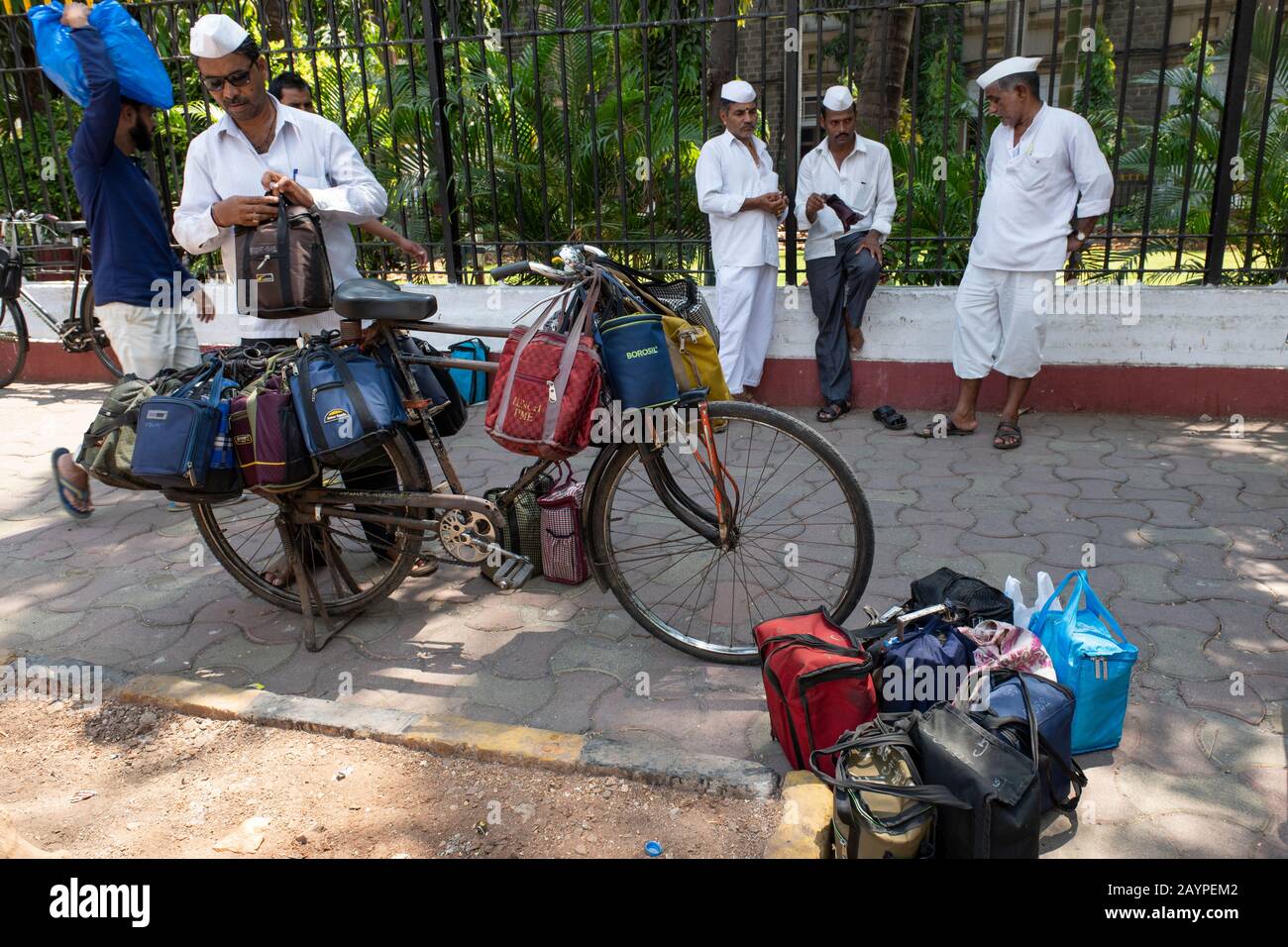 India, state of Maharashtra, capital city of Mumbai aka Bombay. Dabbawalas (aka dabbawallas or dabbawallahs, tiffin wallahs) deliver lunches. Stock Photo