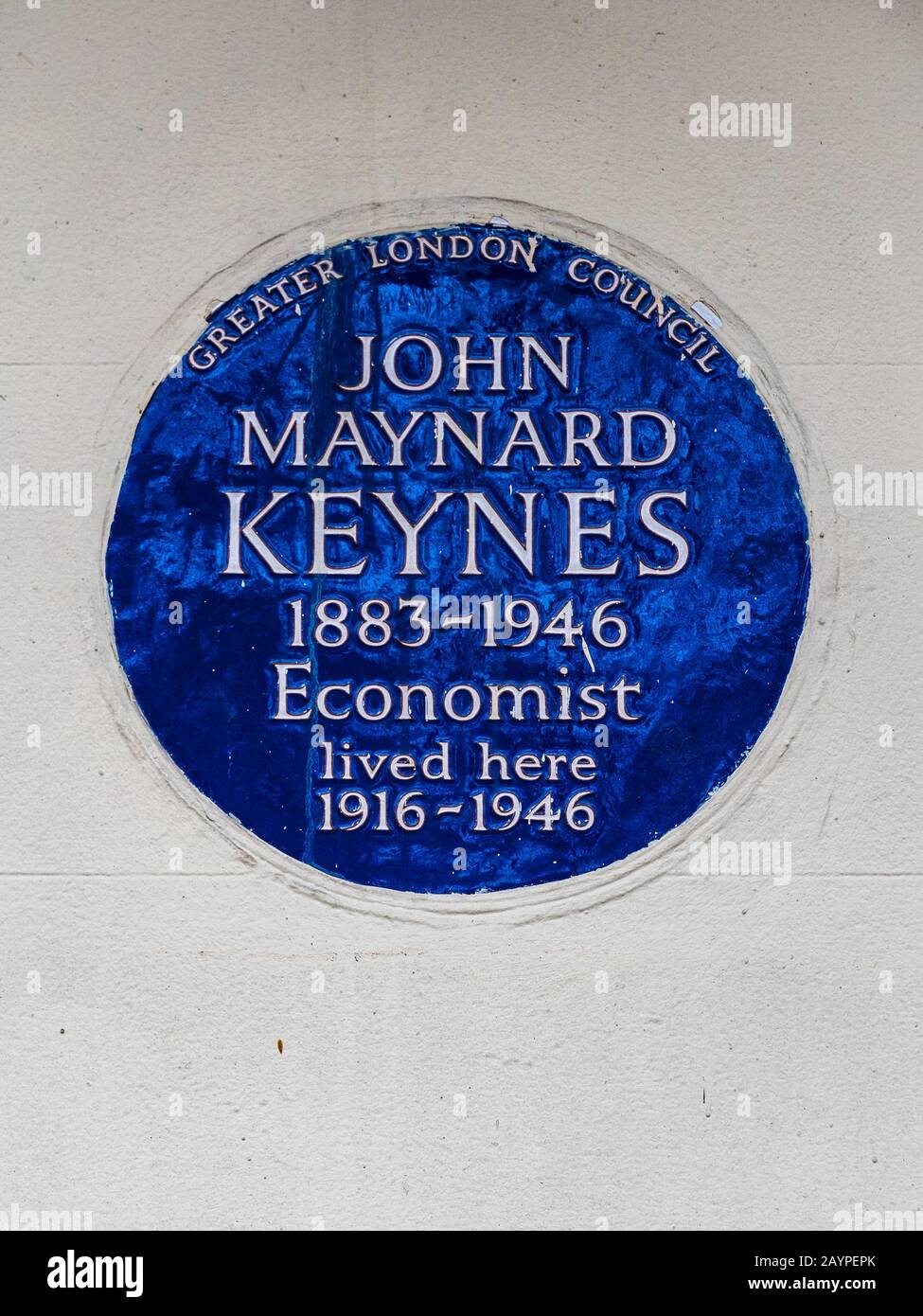 John Maynard Keynes Blue Plaque on his house at 46 Gordon Square, Bloomsbury, London. The noted economist lived here 1916-1946. Stock Photo