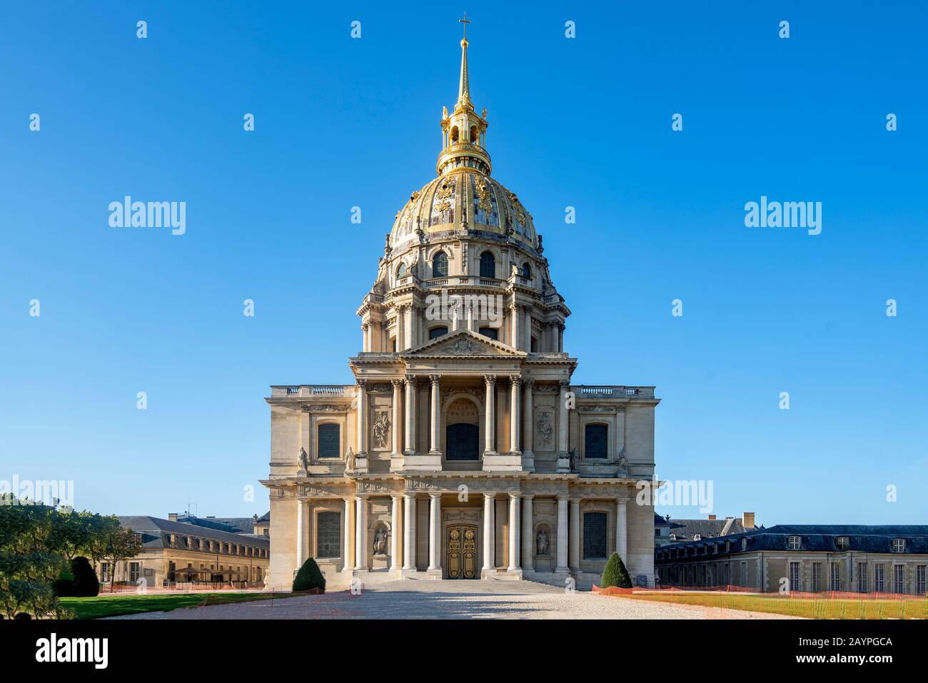 Building with dome and columns surrounded by green gardens and a blue sky Stock Photo