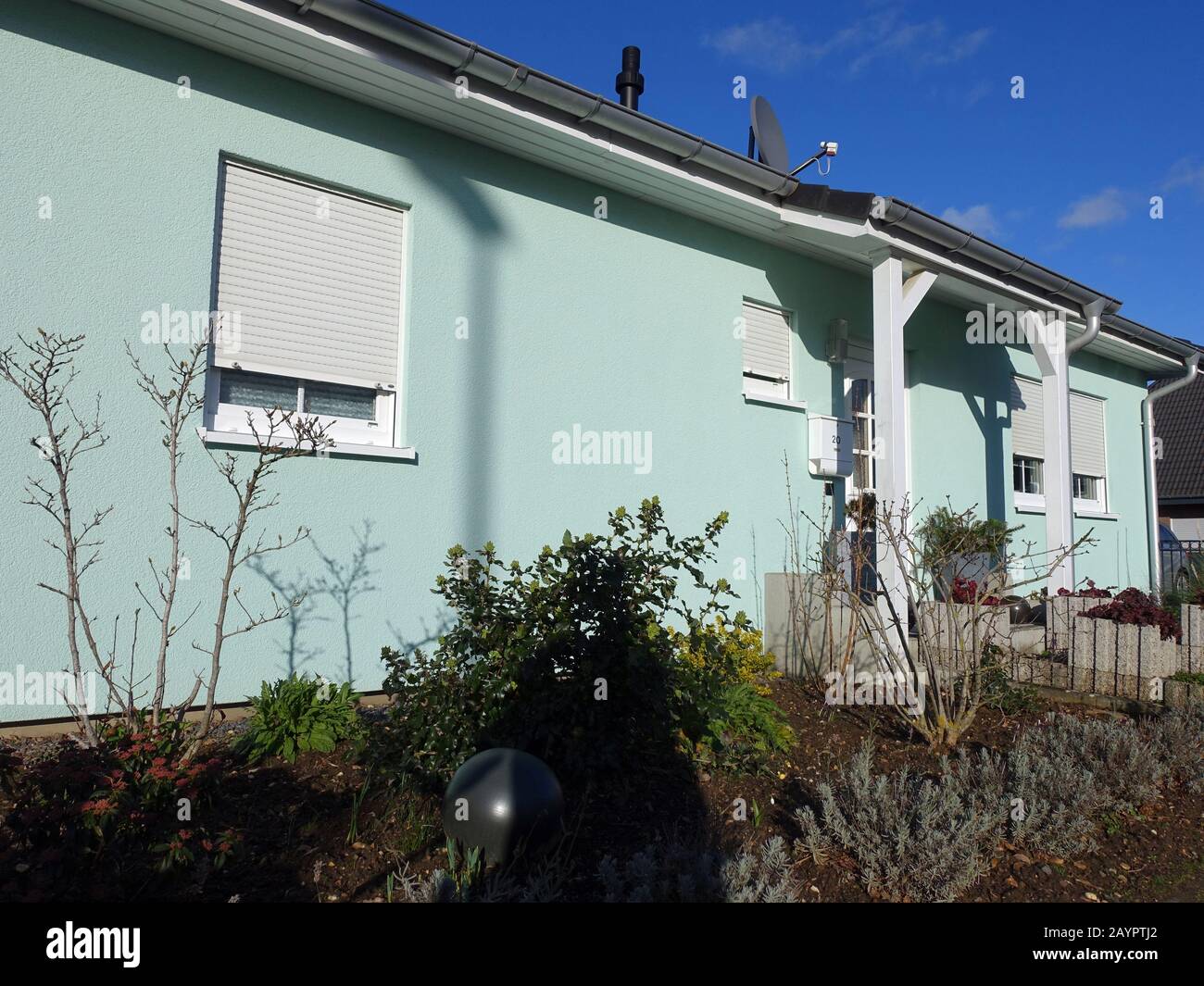 Einfamilienhaus mit Fassade in pastell grüner Farbe, Weilerswist, Nordrhein-Westfalen, Deutschland Stock Photo
