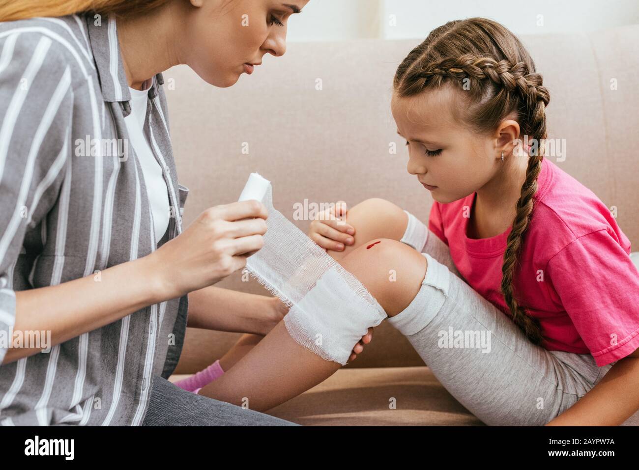 Knee injury kid hi-res stock photography and images - Alamy