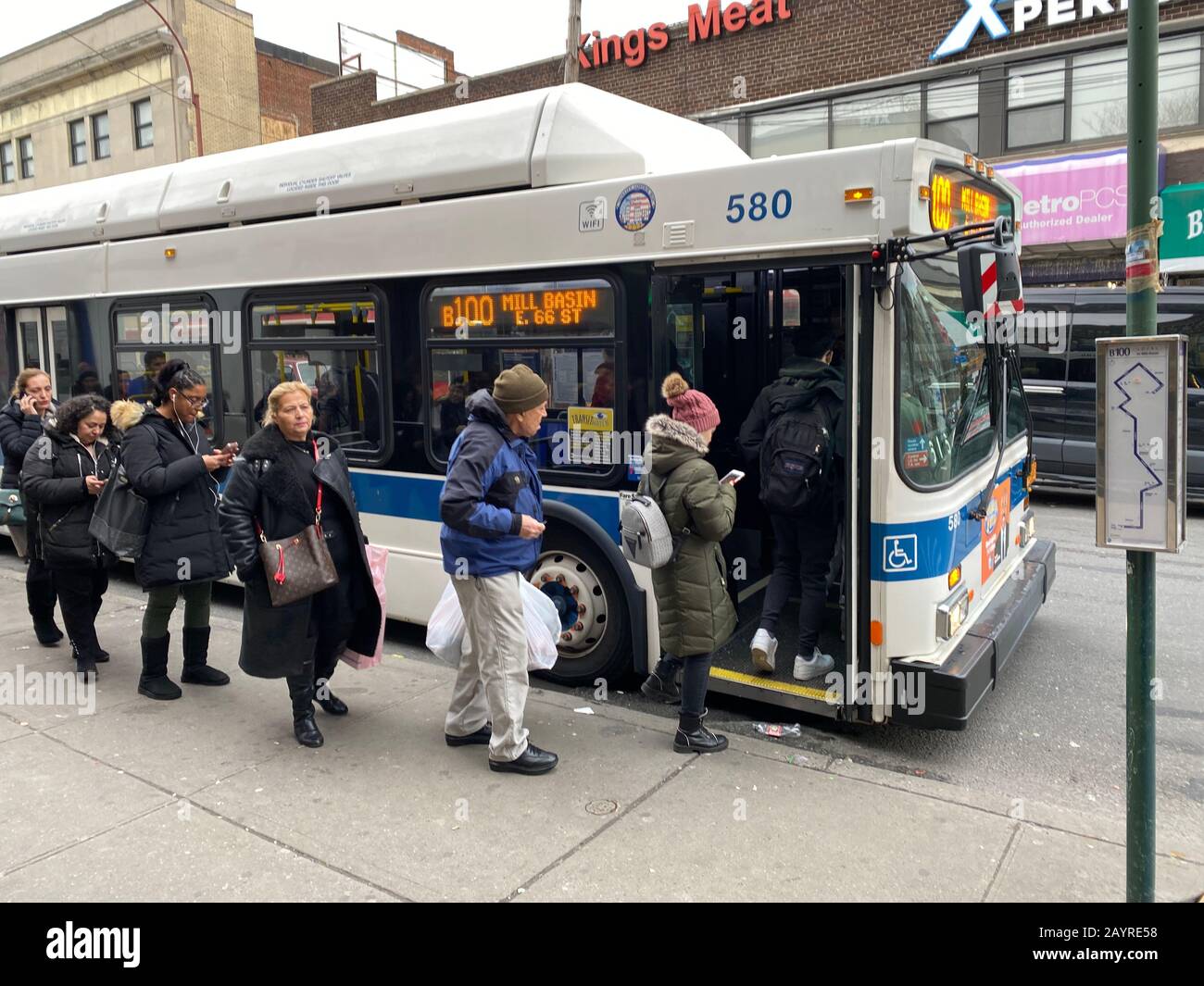 Bus stop queue hires stock photography and images Alamy