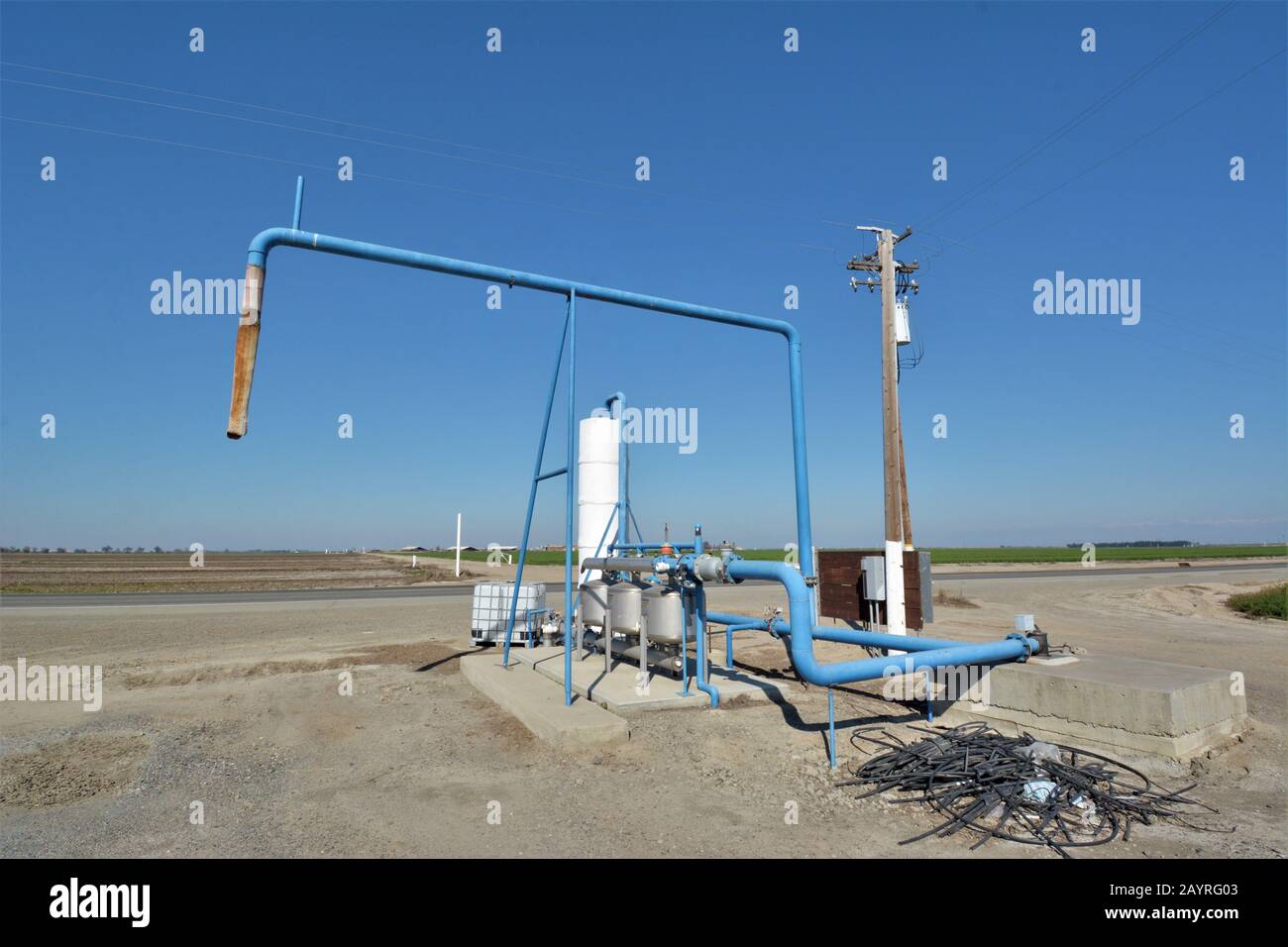 Central valley farming area of Tulare California pumping water for ...