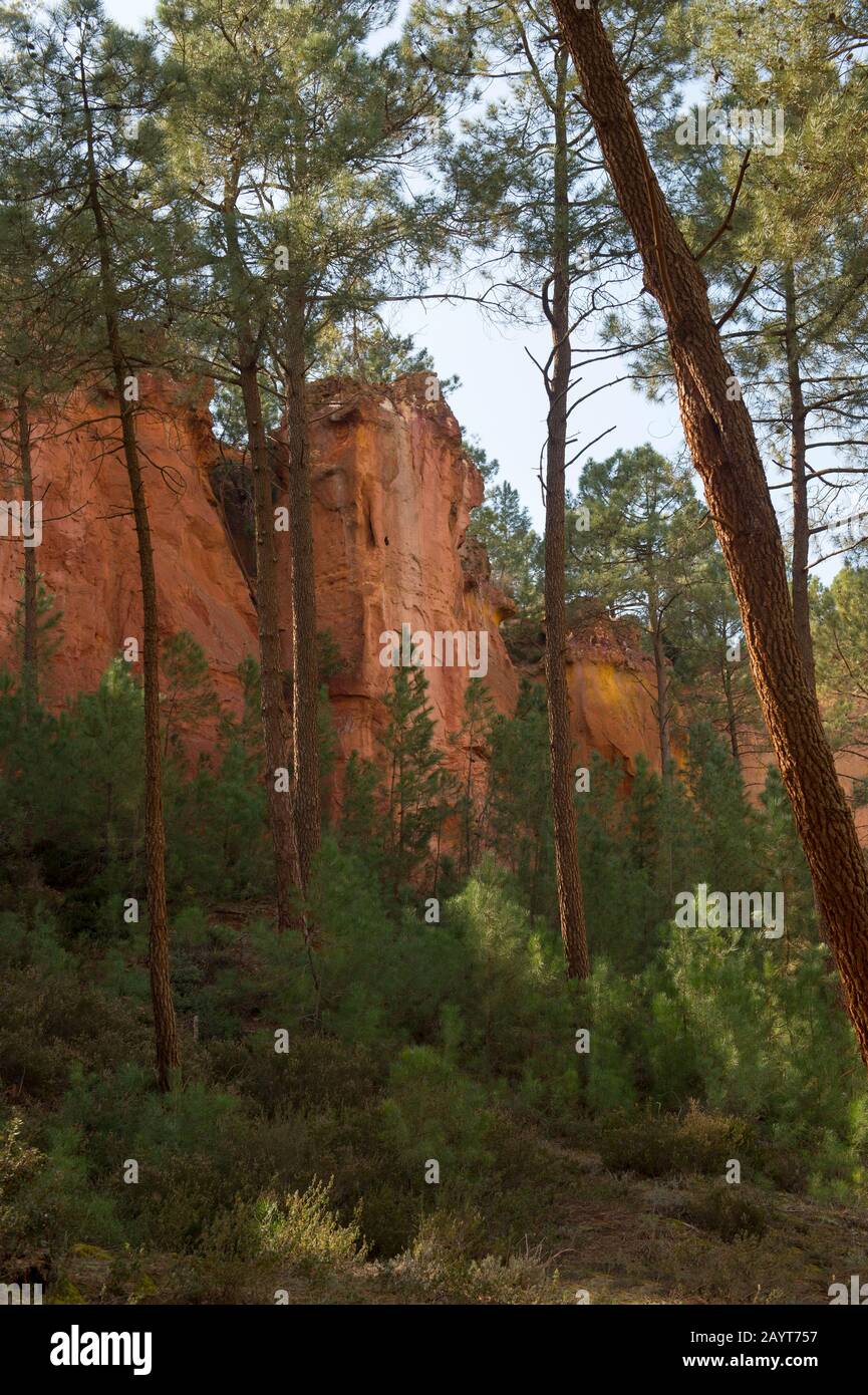Orche Rocks Image The Ochre rocks at the village of Roussillon in the Luberon, Provence ...