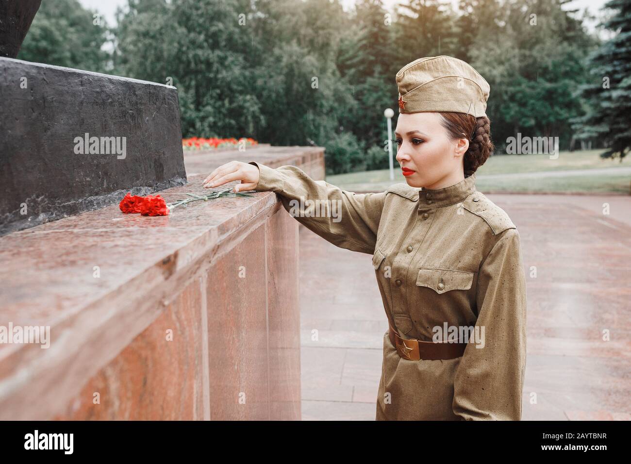 Soldiers girl flowers hi-res stock photography and images - Alamy